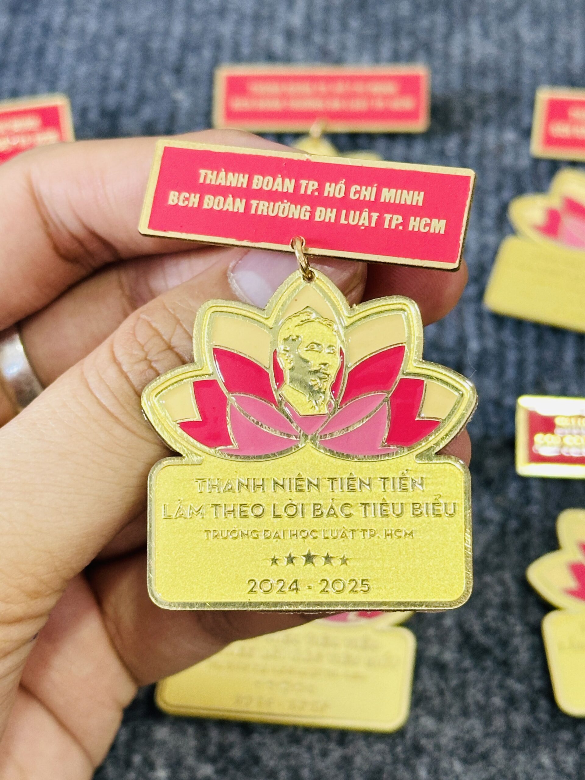 HUY HIỆU SẢN XUẤT THEO YÊU CẦU CAO CẤP 10 7 IMG 0898 scaled