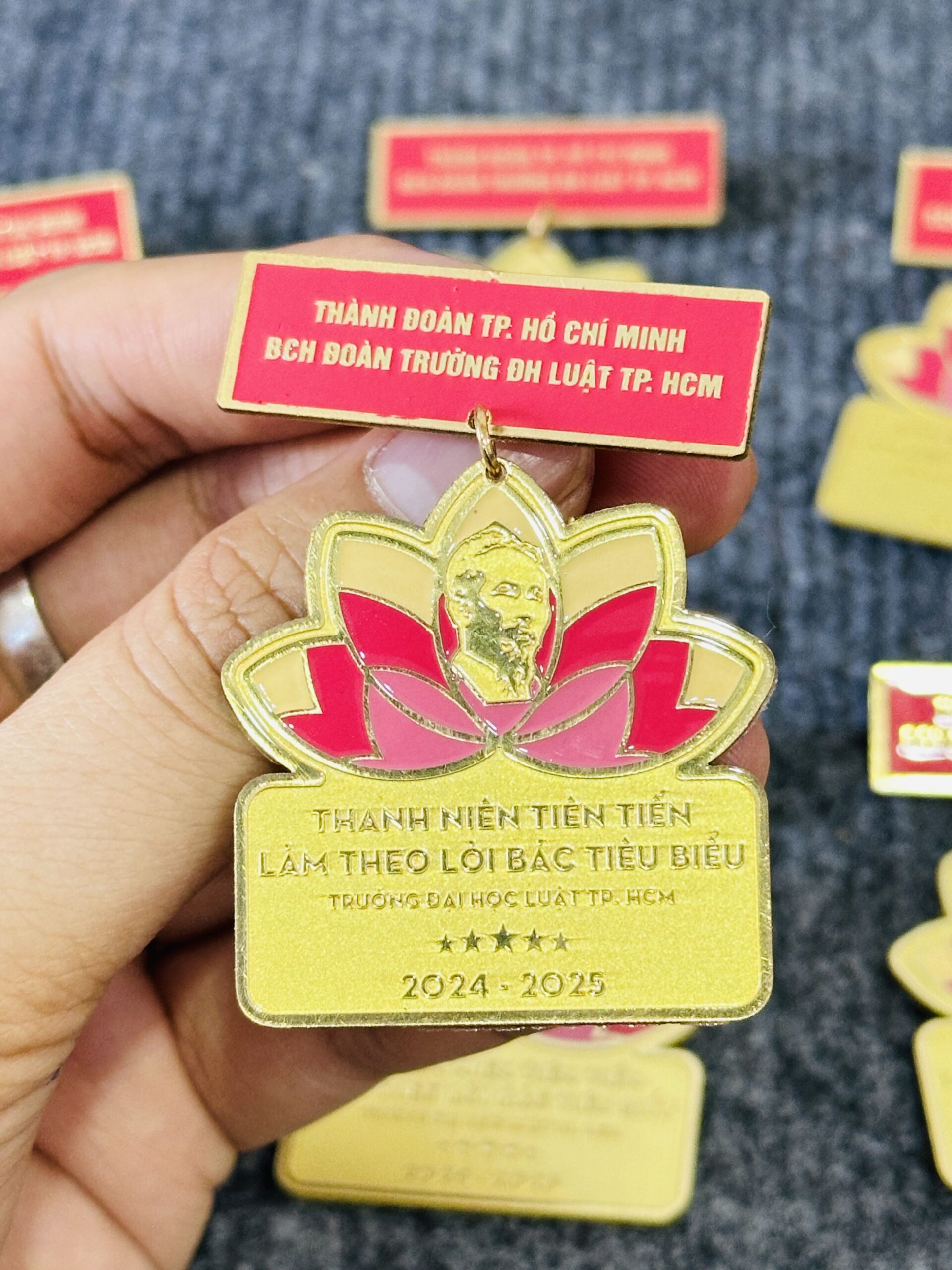 HUY HIỆU SẢN XUẤT THEO YÊU CẦU CAO CẤP 10 5 IMG 0899 scaled