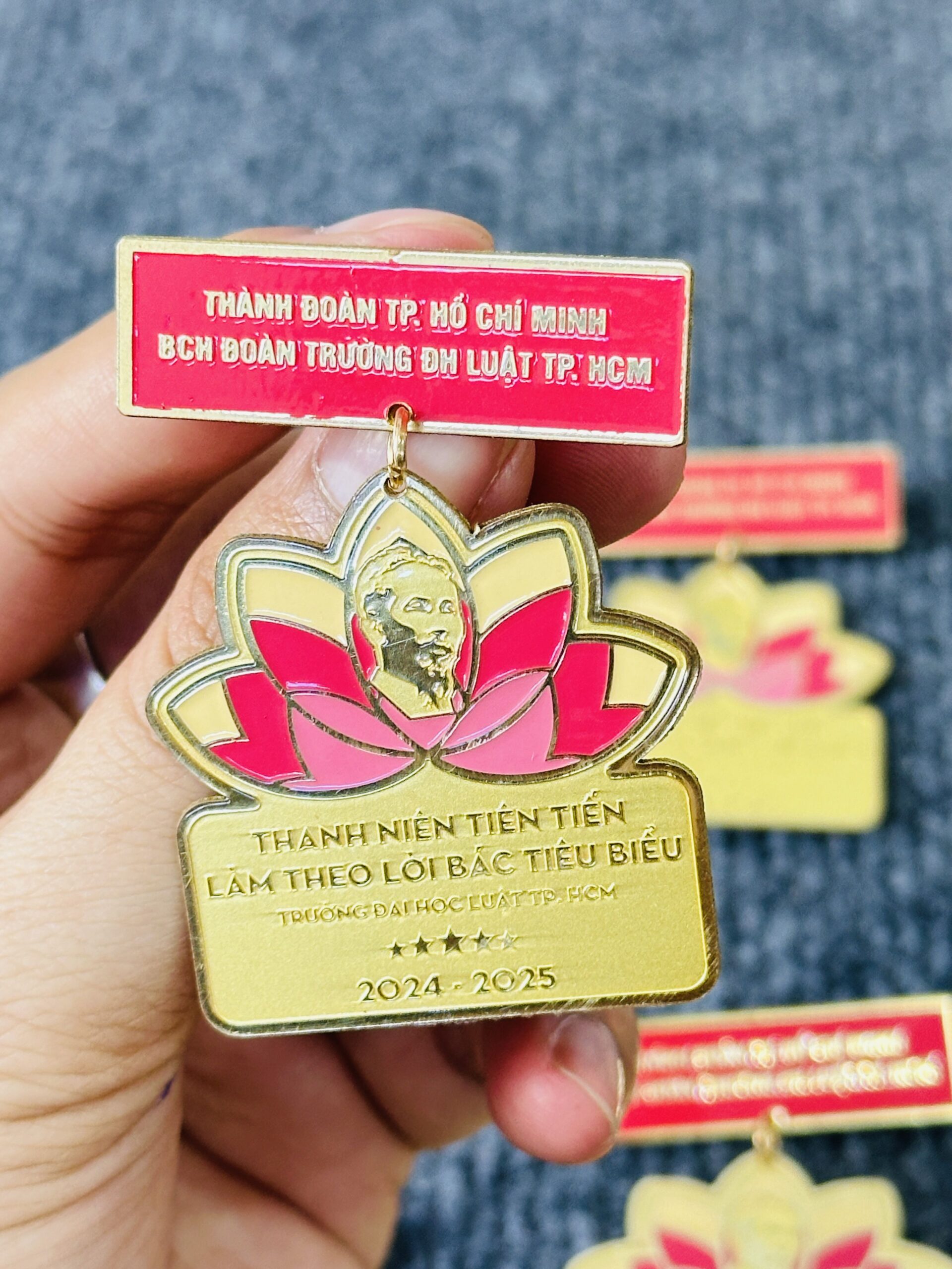 HUY HIỆU SẢN XUẤT THEO YÊU CẦU CAO CẤP 10 4 IMG 0901 scaled