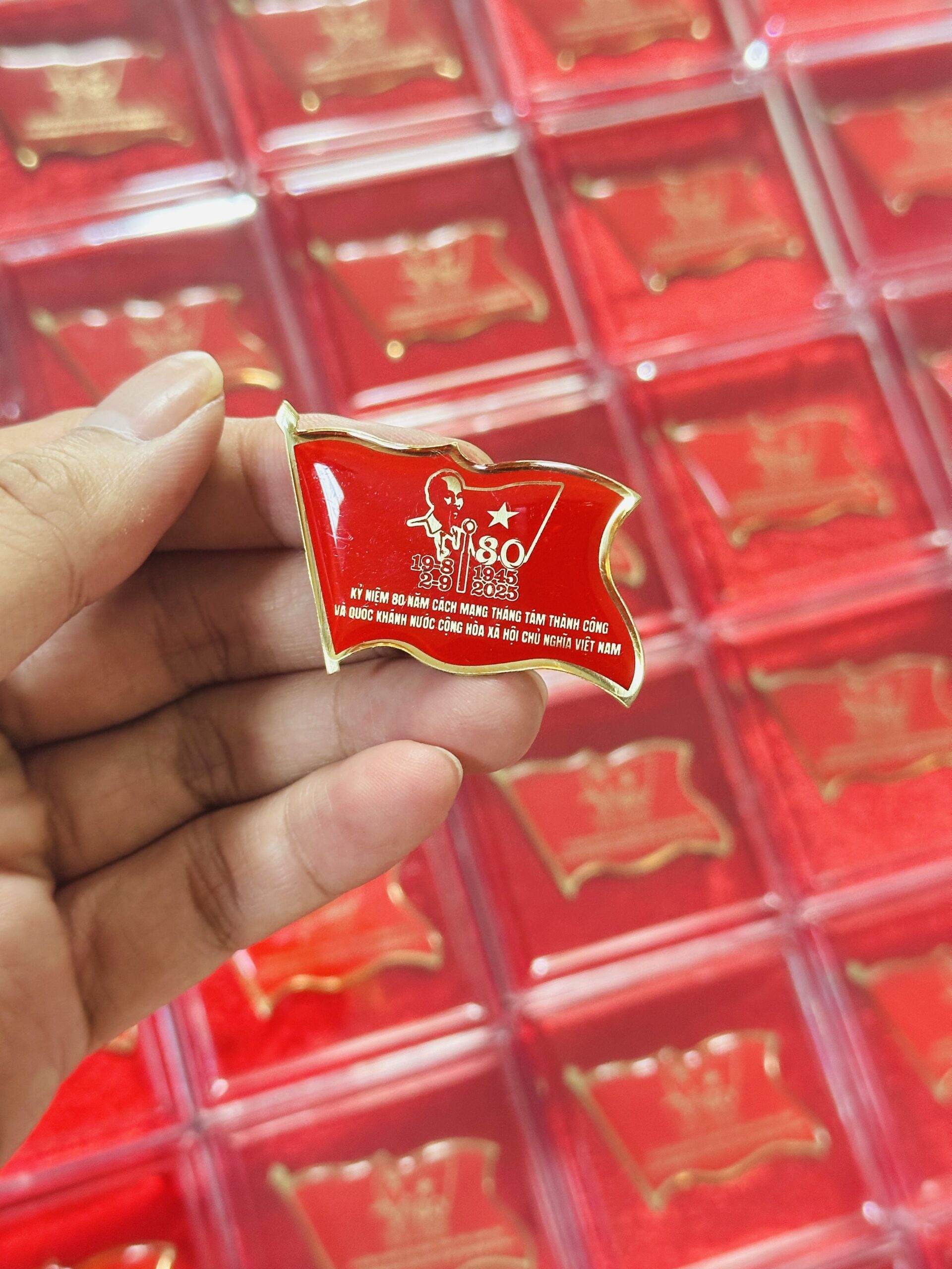 HUY HIỆU SẢN XUẤT THEO YÊU CẦU CAO CẤP 12 4 IMG 2871 scaled