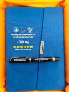 COMBO SỔ BÚT 05 10 z6367863000972 6bd983da5c20fe04cad5477bbe103d54