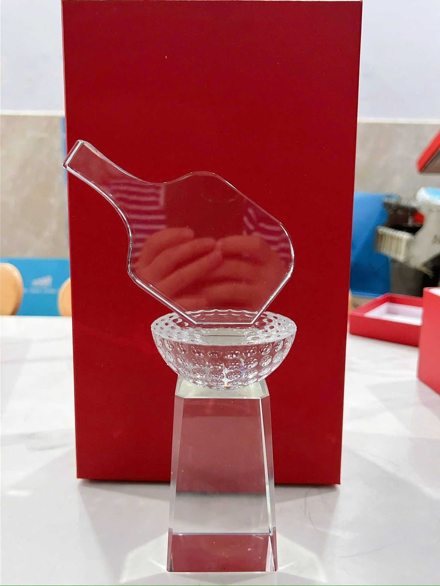 CÚP THỂ THAO 09 3 z6830227752934 66f66b6a116bfbd34ec6831e598526ea