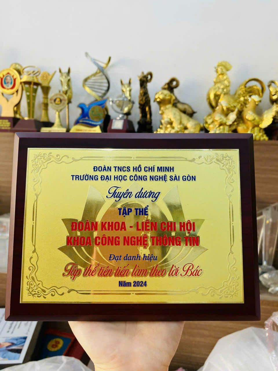 KỶ NIỆM CHƯƠNG ĂN MÒN CAO CẤP 01 4 z6871369566918 63e1e71acf5c1e2d9d2640f0e830811c