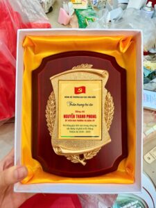 KỶ NIỆM CHƯƠNG GỖ ĐỒNG IN 05