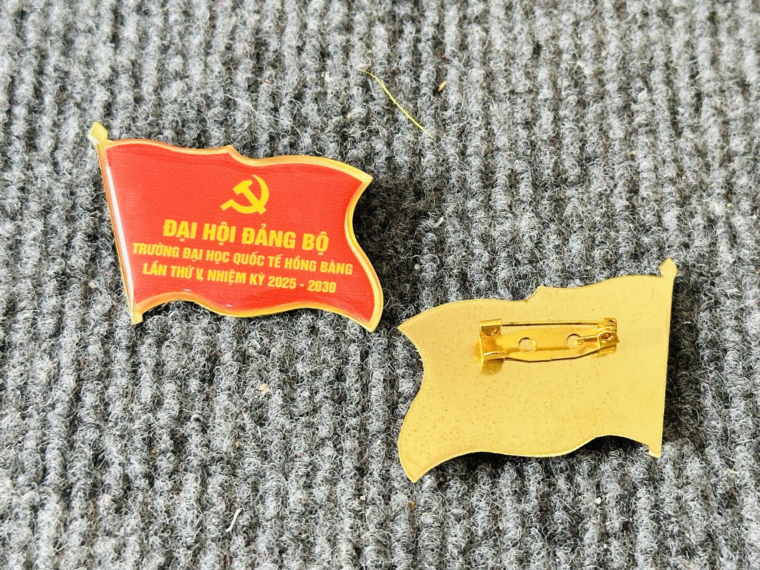 HUY HIỆU SẢN XUẤT THEO YÊU CẦU CAO CẤP 03 1 z6871546310070 6091bbe9220dc11dbba373f01dac6839 scaled