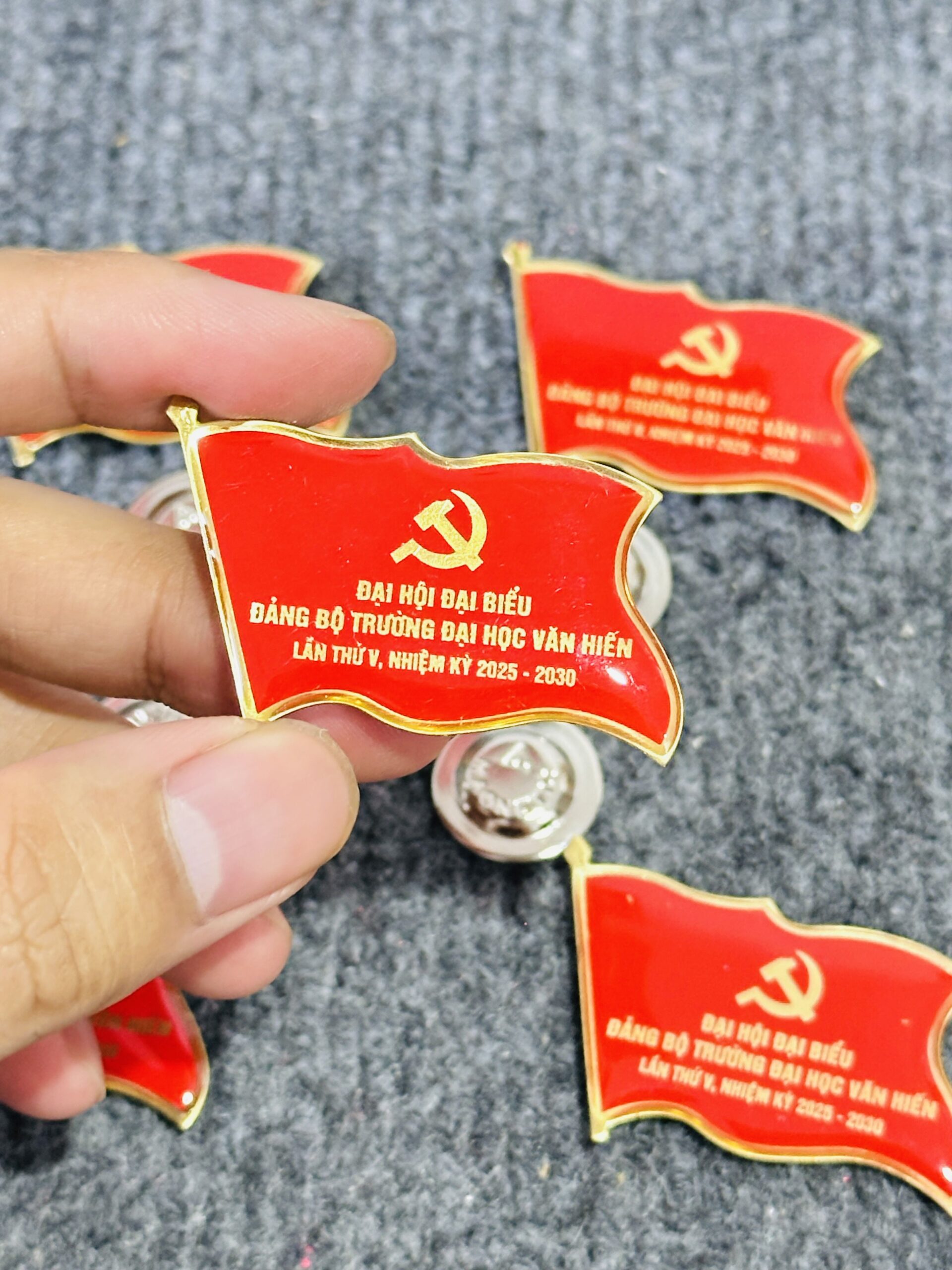 HUY HIỆU SẢN XUẤT THEO YÊU CẦU CAO CẤP 03 3 z6871546323555 353a225208cba37b7e47df290dc5ccec scaled