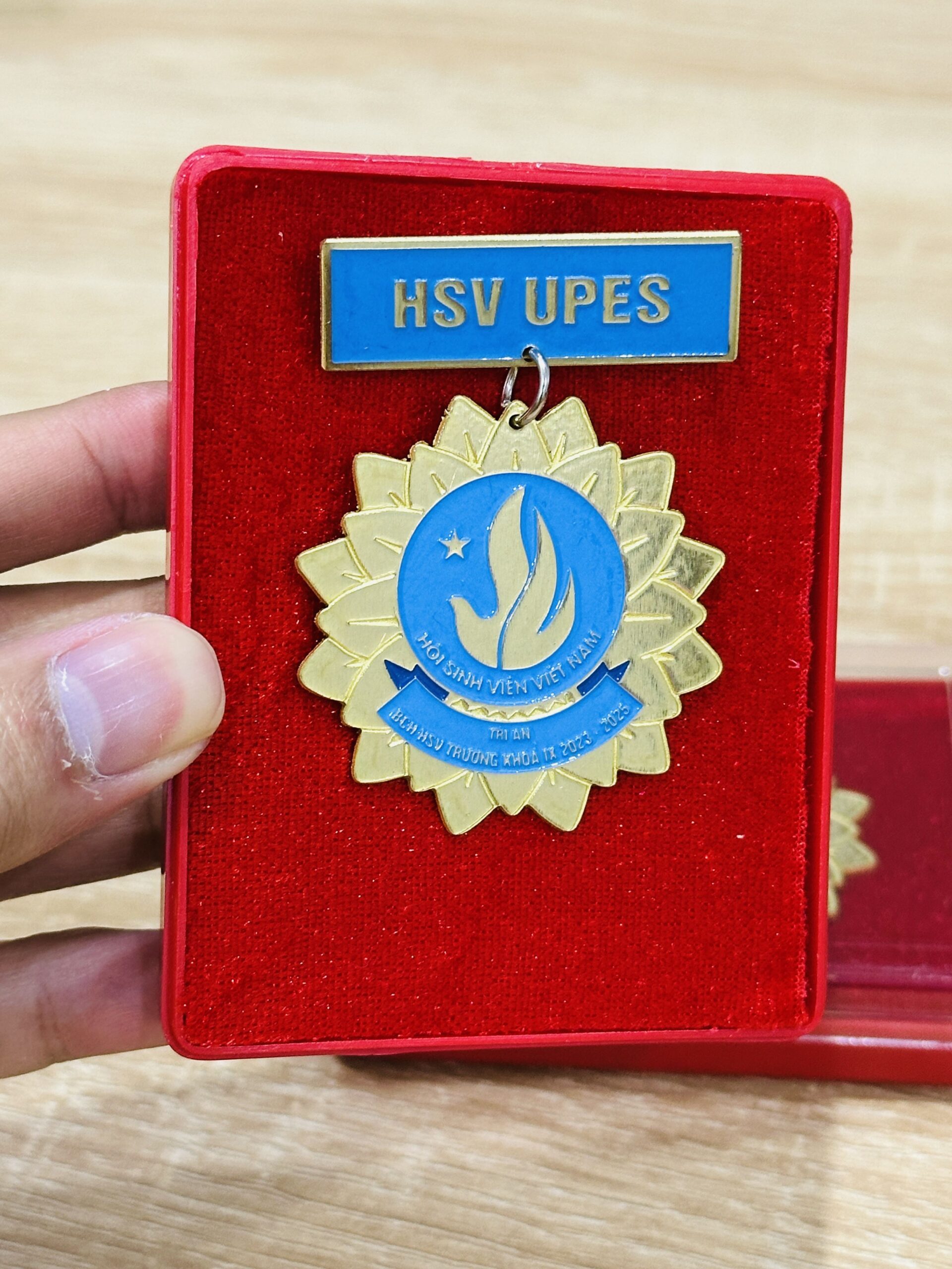 HUY HIỆU SẢN XUẤT THEO YÊU CẦU CAO CẤP 11 3 z6871561233623 39113198257f3d3da6b3b836e1e94a35 scaled