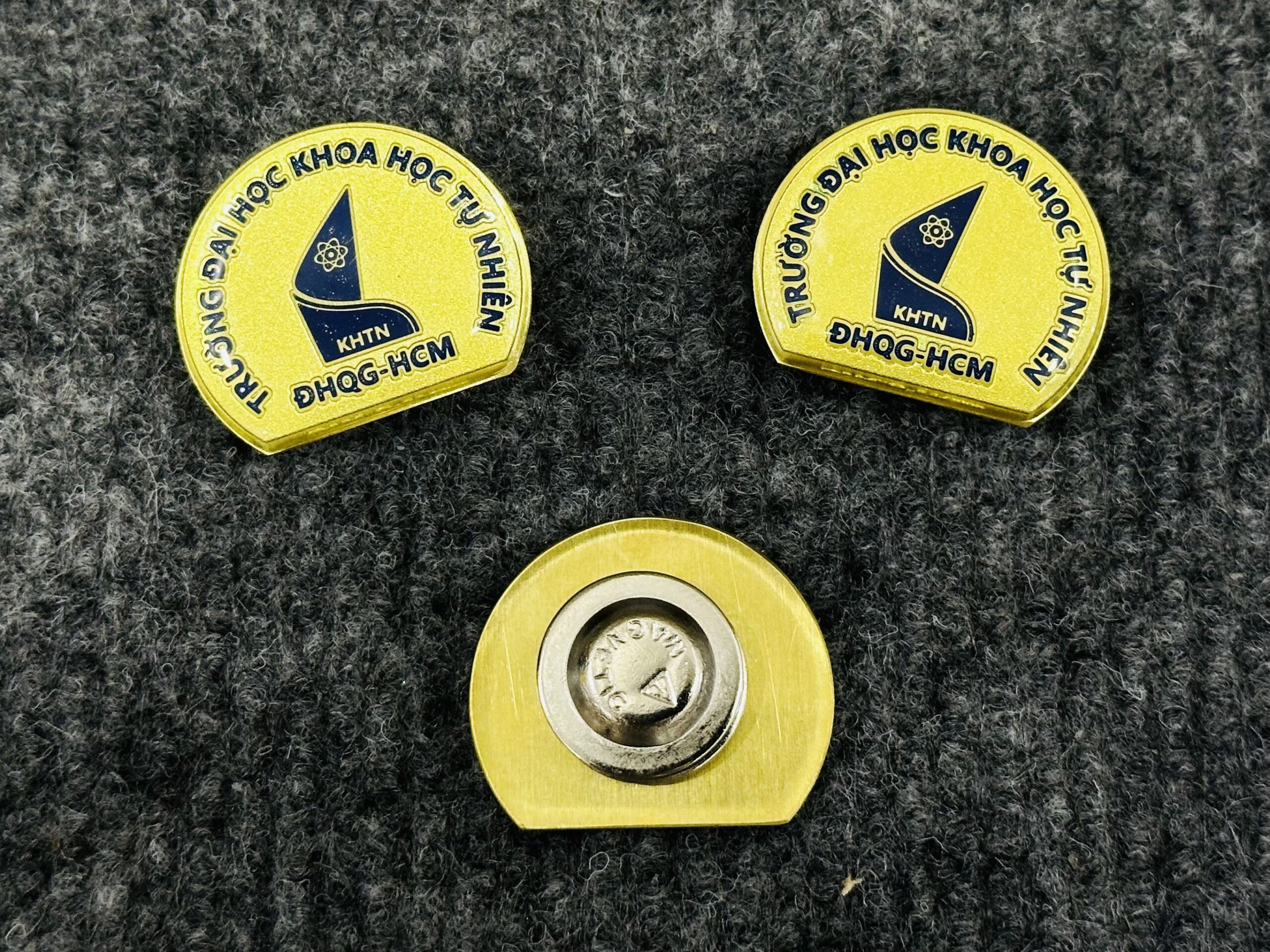 HUY HIỆU SẢN XUẤT THEO YÊU CẦU CAO CẤP 07 1 z6871561519726 7fab0b22722c31ba254ad006fd04846e scaled