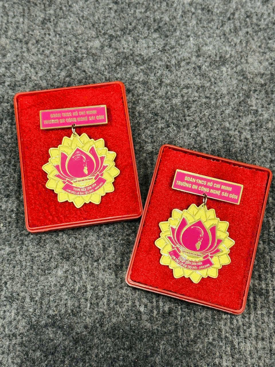 HUY HIỆU SẢN XUẤT THEO YÊU CẦU CAO CẤP 11 1 z6871571147600 17e8d3d1a87a814eda528e11a0a230f4