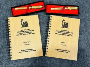 COMBO SỔ BÚT 02 10 z6871769960400 4d82793b78dca4f439df9f1a3582c25d