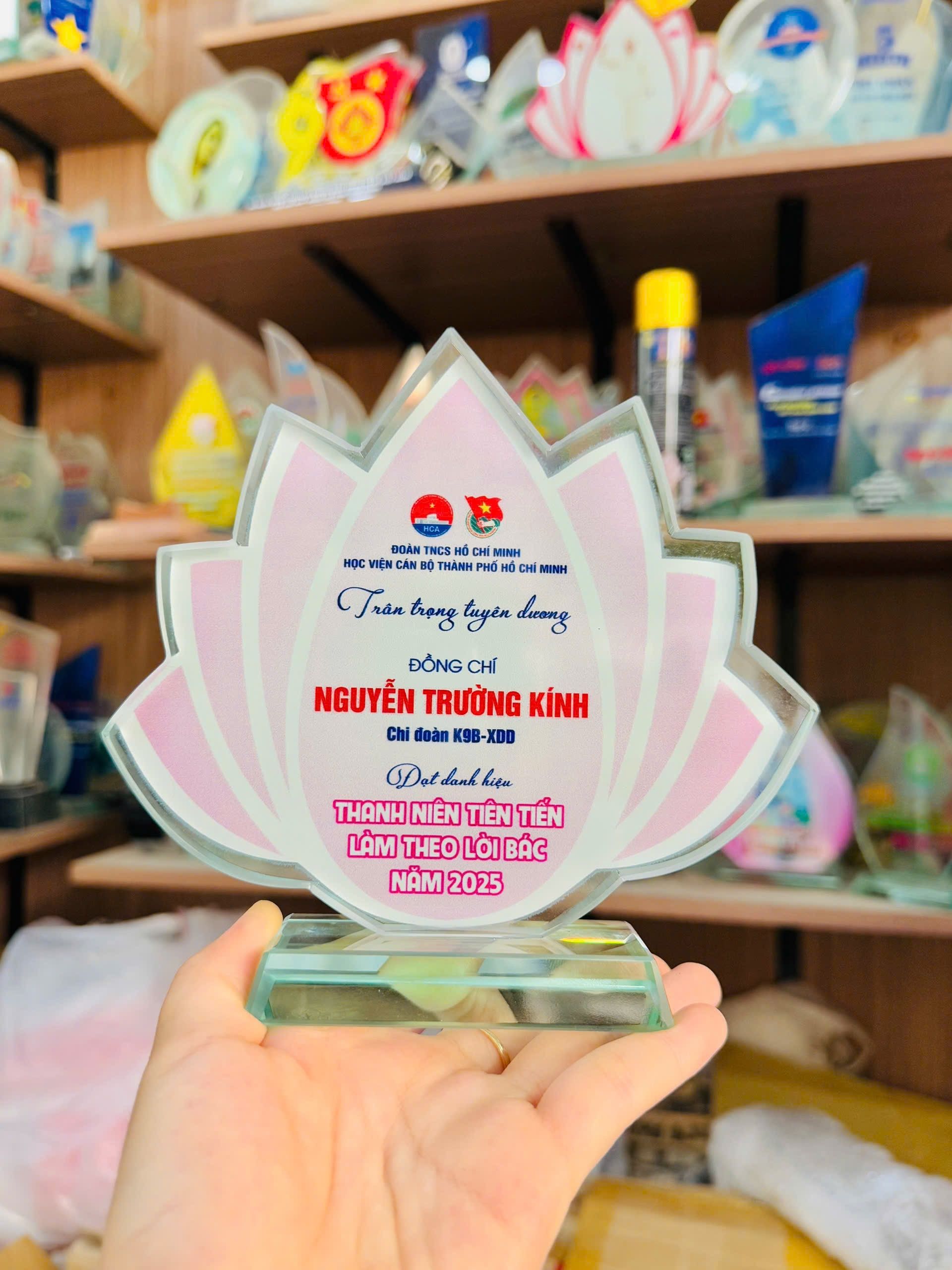 KỶ NIỆM CHƯƠNG CẮT THEO LOGO – THEO MẪU THIẾT KẾ RIÊNG 01 2 z6871824218785 ef26380942a943713607945525d4d350