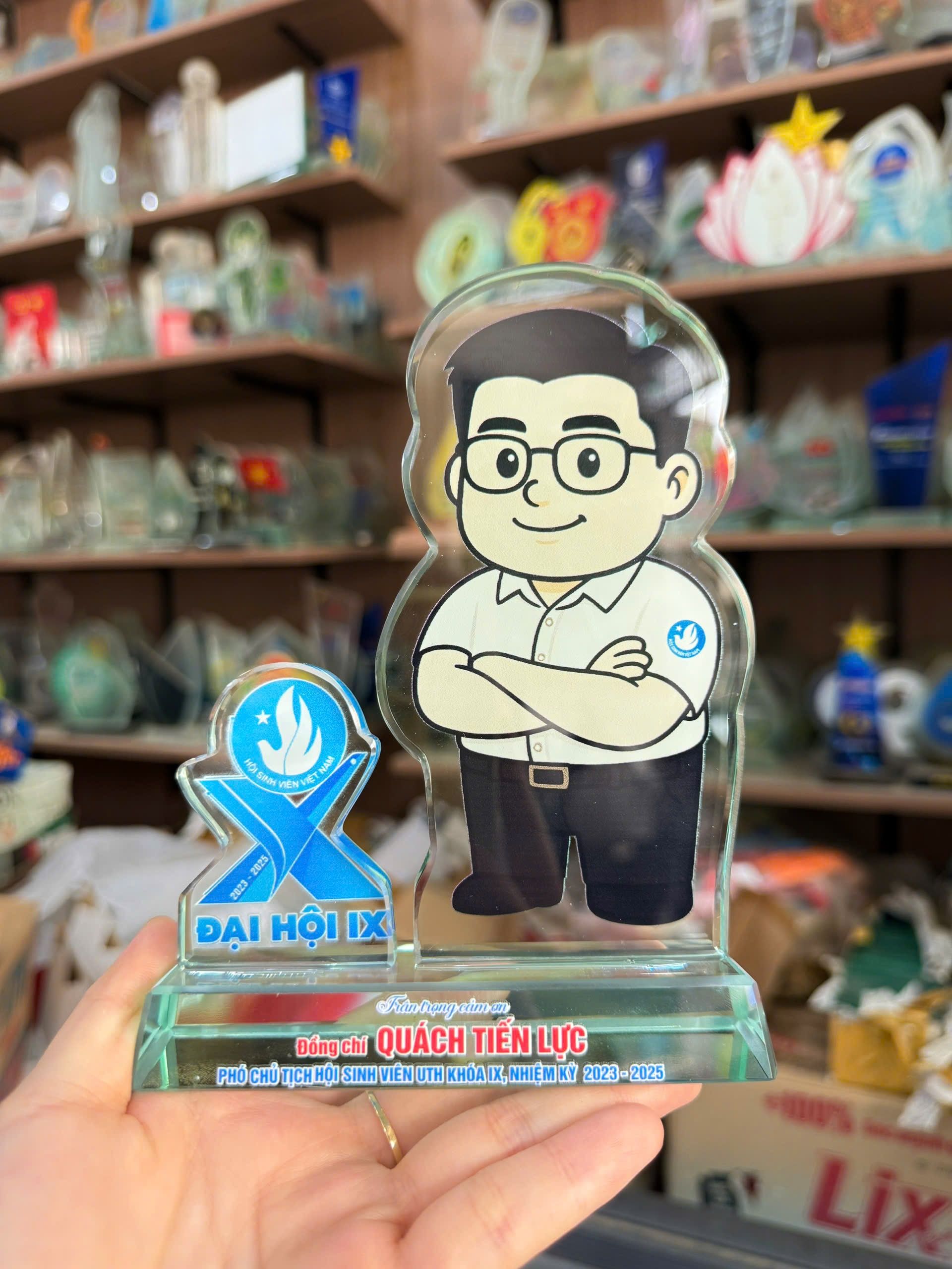 KỶ NIỆM CHƯƠNG CẮT THEO LOGO – THEO MẪU THIẾT KẾ RIÊNG 11 2 z6871824232003 fc977a6f9035b9d83be75e66aa5c4293