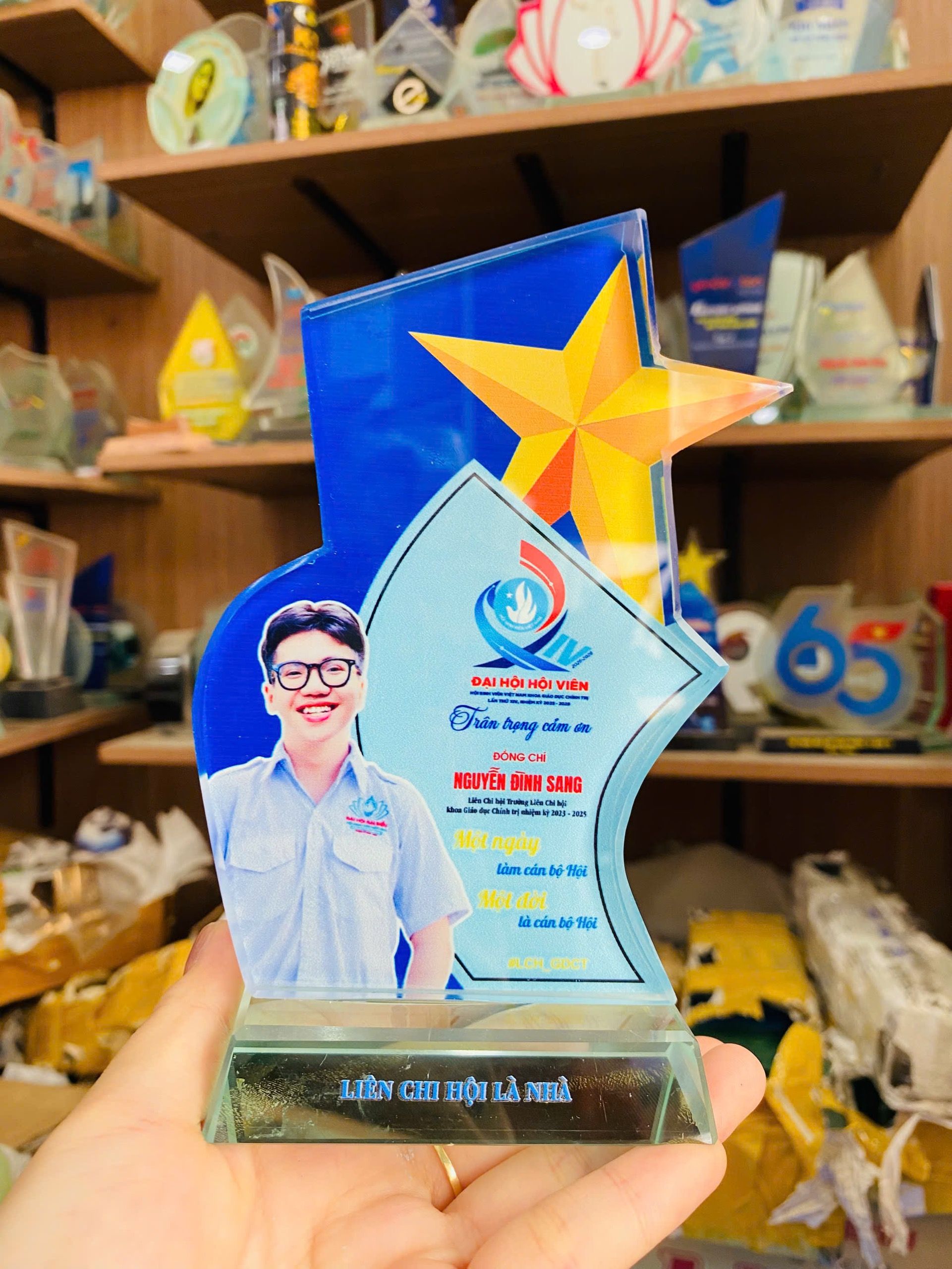 KỶ NIỆM CHƯƠNG CẮT THEO LOGO – THEO MẪU THIẾT KẾ RIÊNG 12 6 z6871824265175 02e4af49e63cd28ce066c6e0f6758aa3