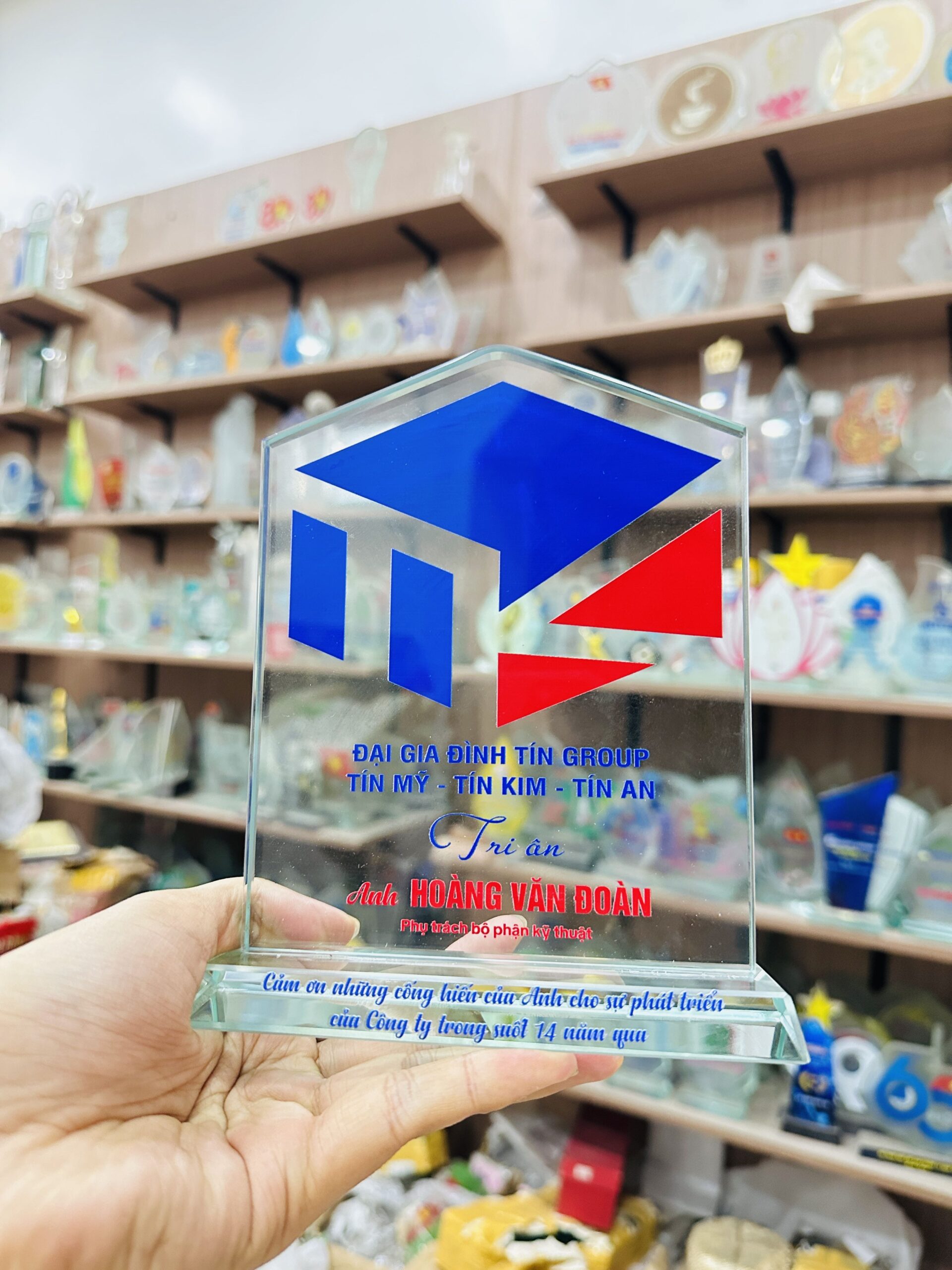 KỶ NIỆM CHƯƠNG CẮT THEO LOGO – THEO MẪU THIẾT KẾ RIÊNG 13 4 z6871824284378 d899ccf41ca5f5c8c22cd20d553cddc0 scaled