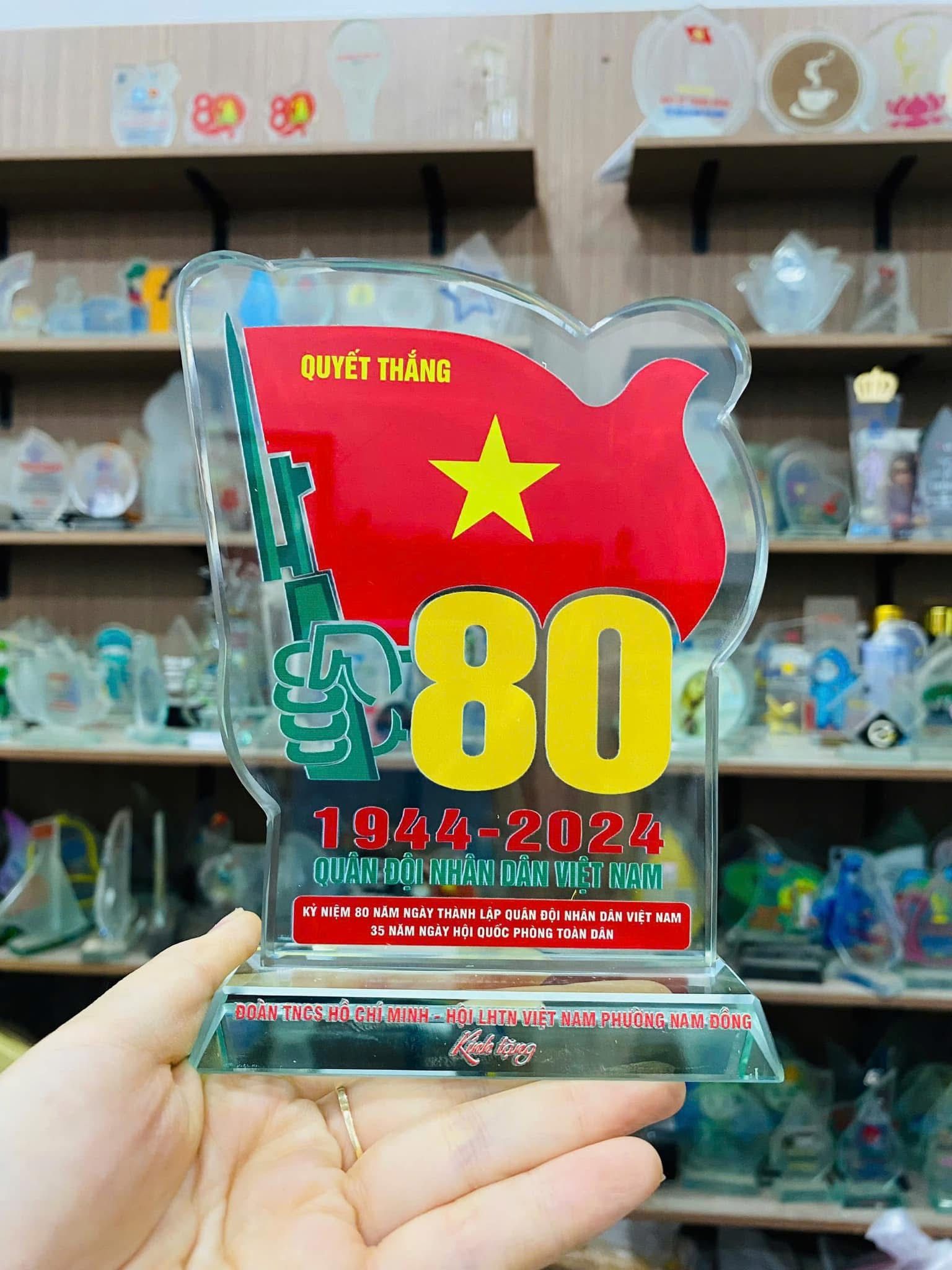 KỶ NIỆM CHƯƠNG CẮT THEO LOGO – THEO MẪU THIẾT KẾ RIÊNG 13 5 z6871824303405 aacbac361f06e547fe502e86602a60ef