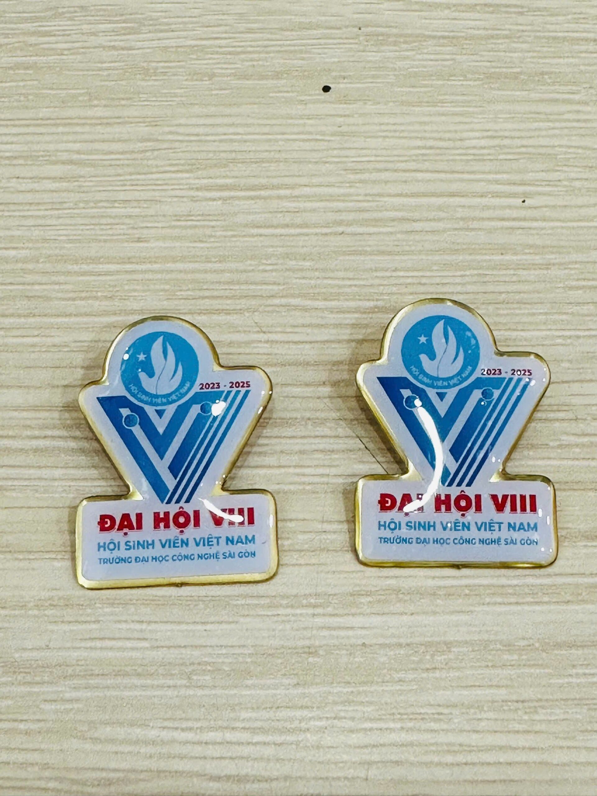 HUY HIỆU SẢN XUẤT THEO YÊU CẦU 10 4 z6943526385232 68cc13da4e2a6cf1ca47022a14be5d6f scaled