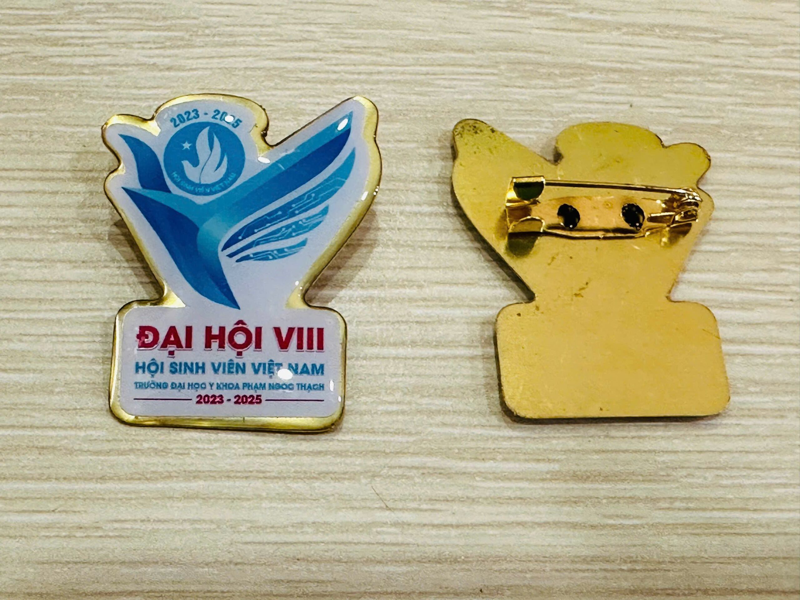 HUY HIỆU SẢN XUẤT THEO YÊU CẦU 10 6 z6943526441822 ffd010739caac7ba1ee248cfe3589070 scaled