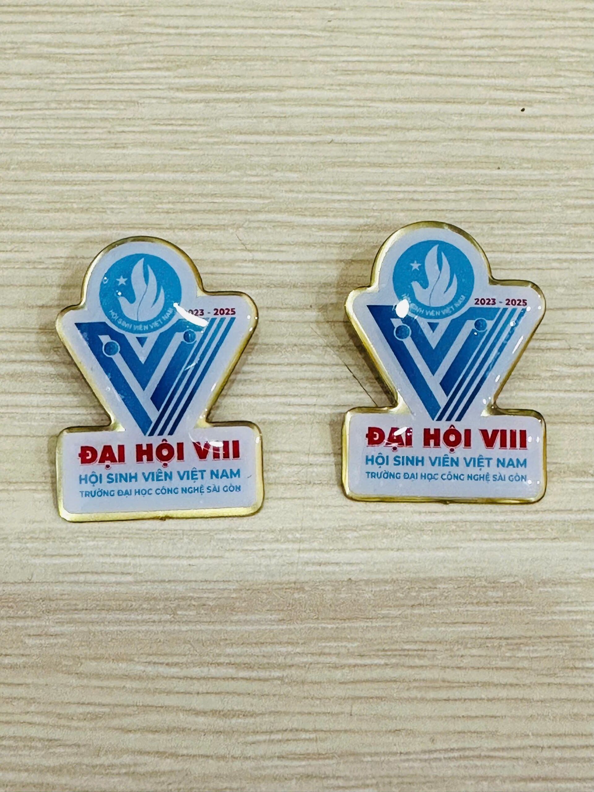 HUY HIỆU SẢN XUẤT THEO YÊU CẦU 13 2 z6943526778197 68dd865798435810e164ac0b0870e447 scaled