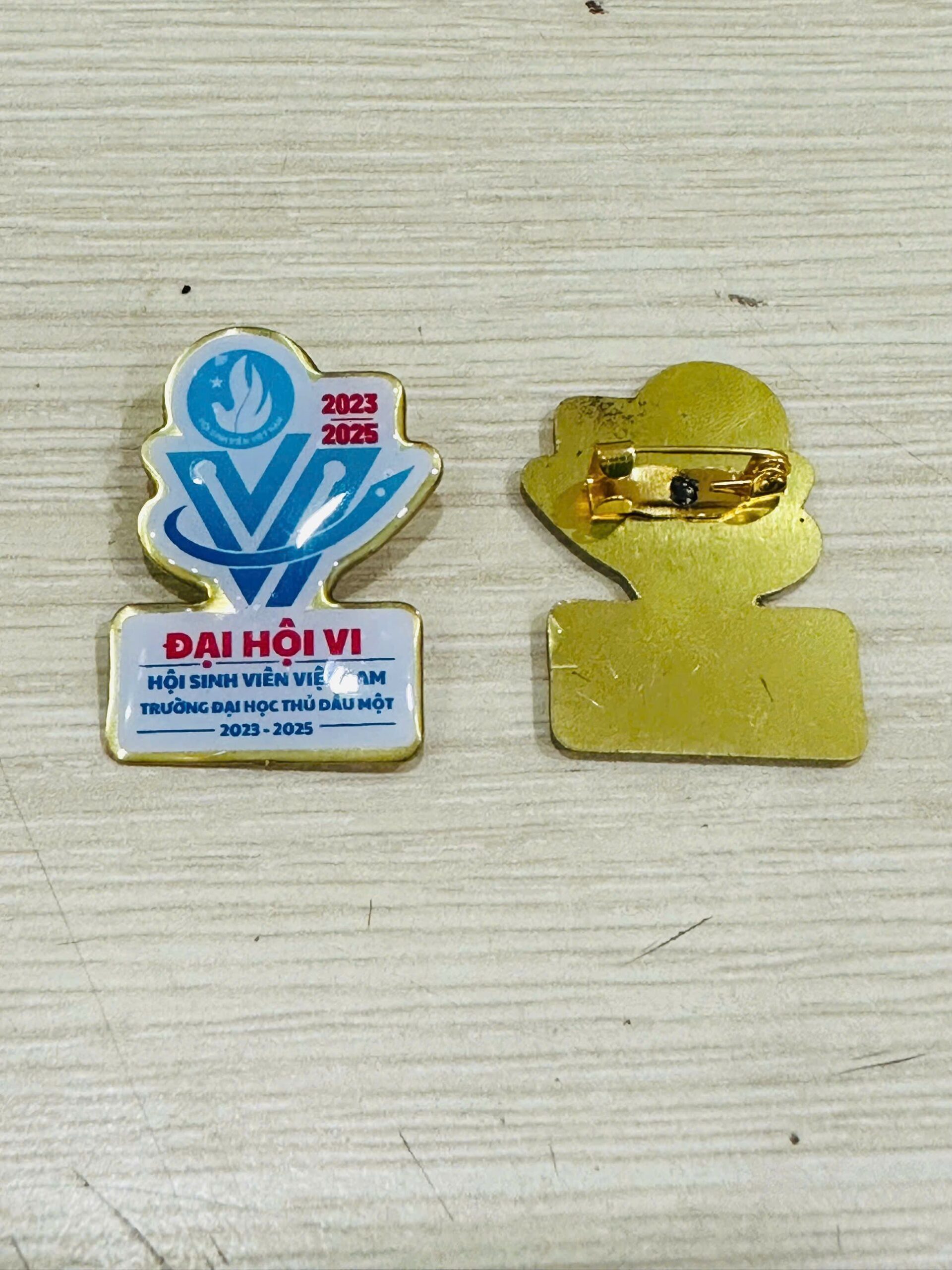 HUY HIỆU SẢN XUẤT THEO YÊU CẦU 16 6 z6943527307639 eb08fe3c3a448ae2ae295ce51f90d6b2 scaled