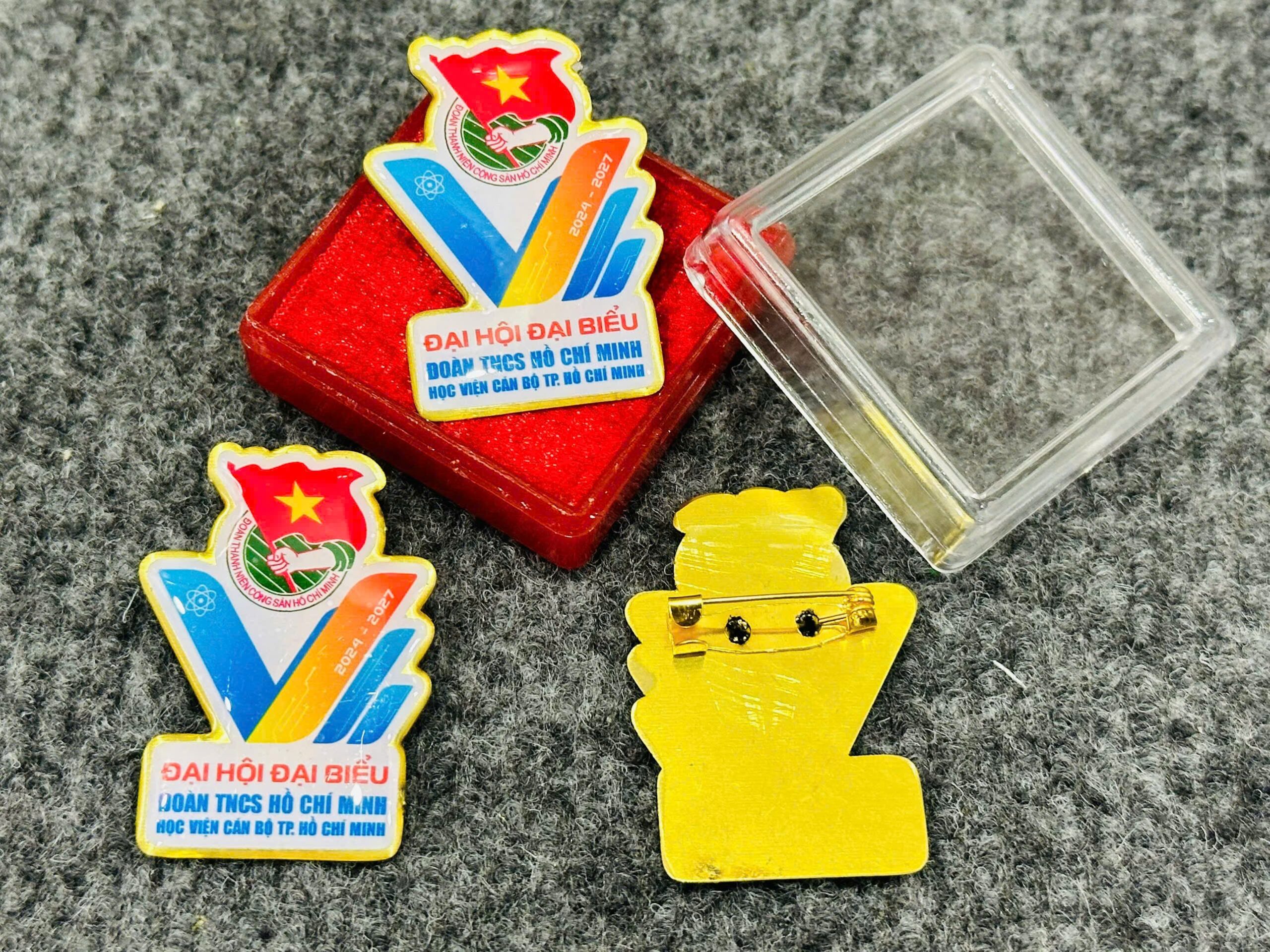 HUY HIỆU SẢN XUẤT THEO YÊU CẦU 17 2 z6943527508240 1b545d50c0065001c86baadb6c7dd2d8 scaled