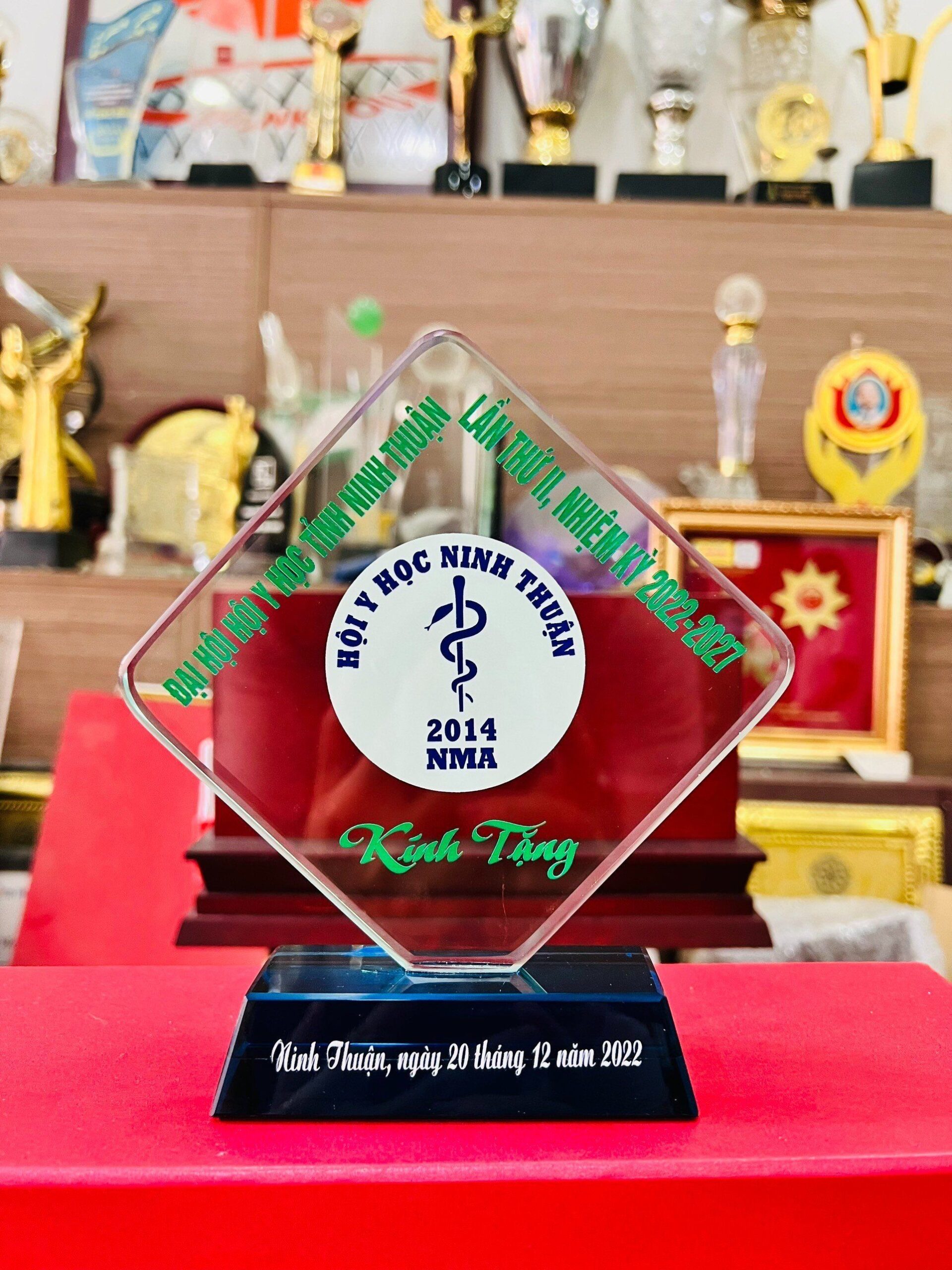 KỶ NIỆM CHƯƠNG THỦY TINH 13 4 2 scaled