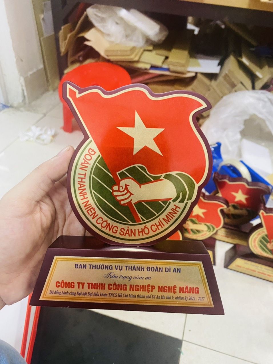 KỶ NIỆM CHƯƠNG THỦY TINH 03 4 464b097bea3a2e64772b91 Copy