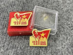 Bộ quà tặng kỷ niệm 80 năm Quốc khánh 2/9 – Dấu ấn thiêng liêng, ý nghĩa bền lâu 2 Huy hiệu A80 cao cấp