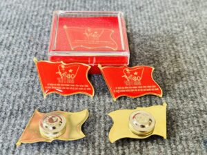 Bộ quà tặng kỷ niệm 80 năm Quốc khánh 2/9 – Dấu ấn thiêng liêng, ý nghĩa bền lâu 1 Qùa tặng huy hiệu A80 cao cấp