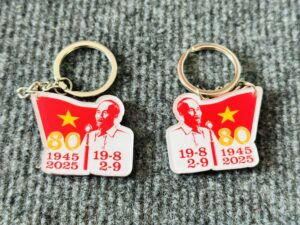 Bộ quà tặng kỷ niệm 80 năm Quốc khánh 2/9 – Dấu ấn thiêng liêng, ý nghĩa bền lâu 12 Móc khóa mica logo A80