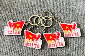 Bộ quà tặng kỷ niệm 80 năm Quốc khánh 2/9 – Dấu ấn thiêng liêng, ý nghĩa bền lâu 11 Móc khóa mica logo A80