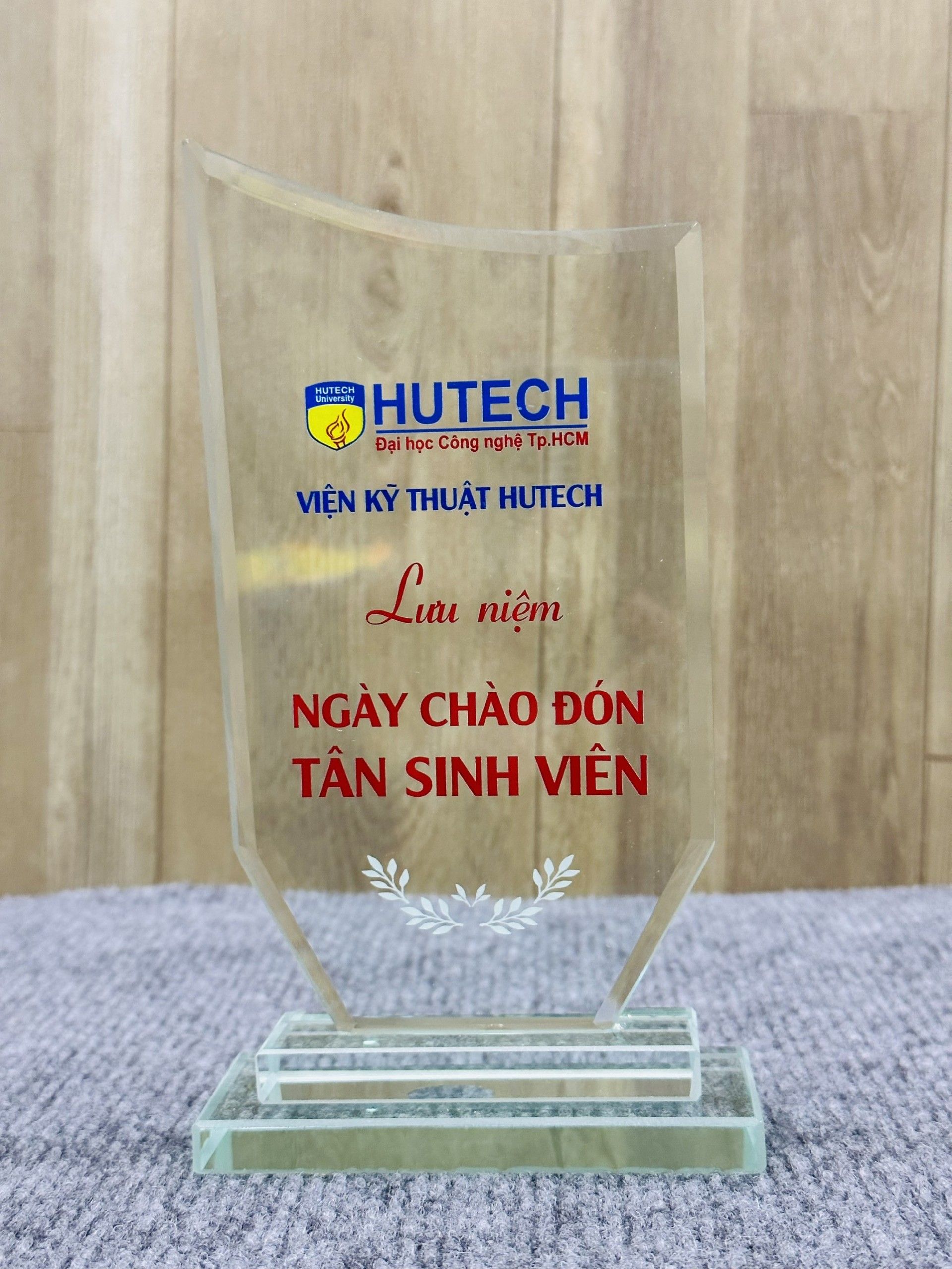 KỶ NIỆM CHƯƠNG THỦY TINH 02 3 Mau cao 1