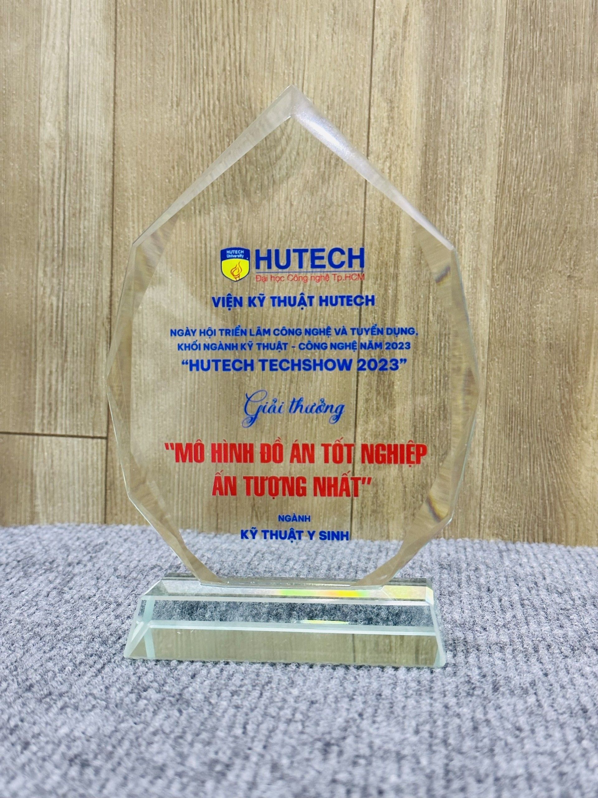 KỶ NIỆM CHƯƠNG THỦY TINH 02 2 z5217026066911 b4422d6fe57c4fb9ea0413fa33be0724