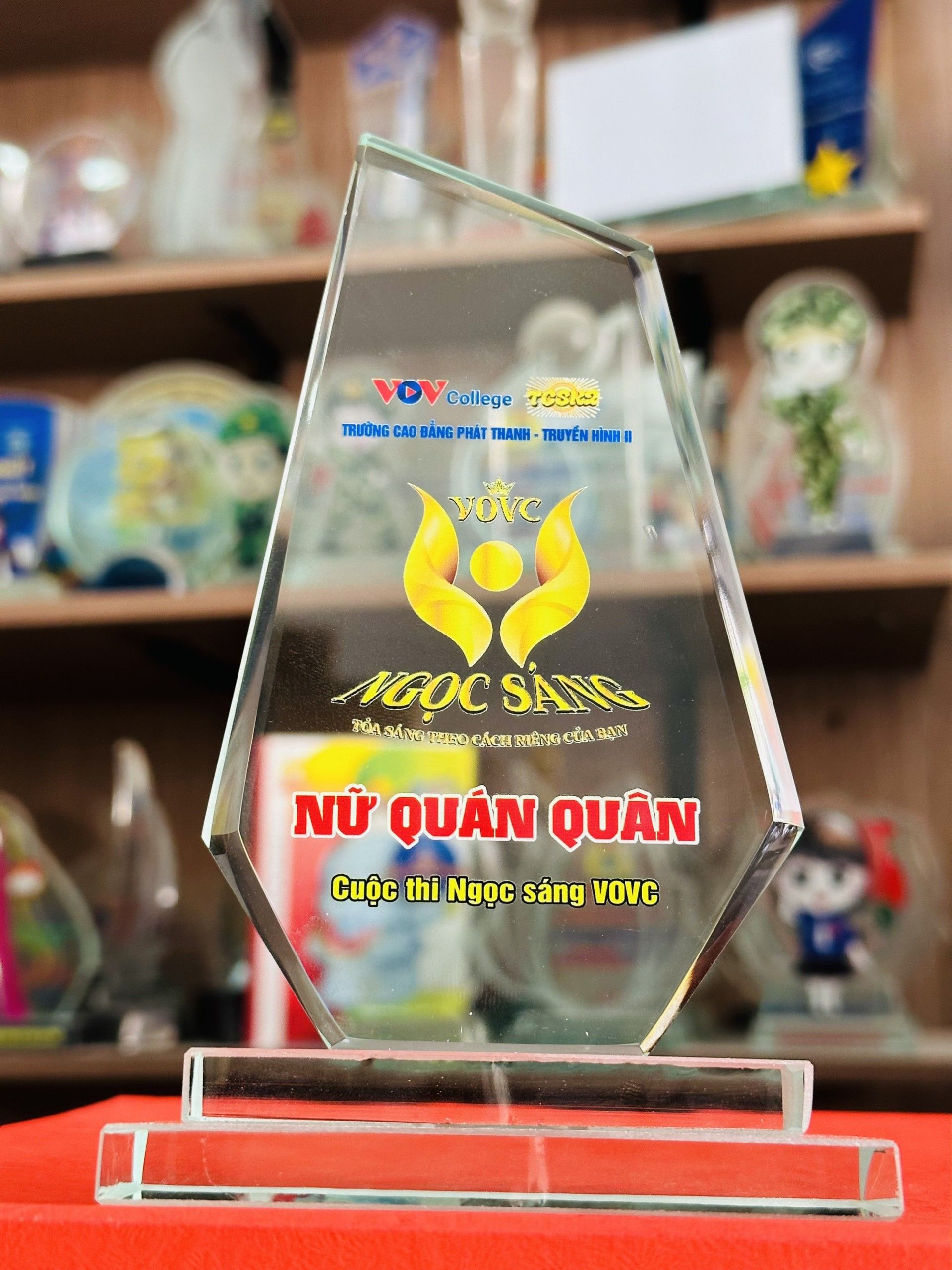 KỶ NIỆM CHƯƠNG THỦY TINH 01 2 z5217026093368 27f93d3ea8296dbc00c287f2e04d6d85