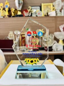 KỶ NIỆM CHƯƠNG THỦY TINH 01 8 z5217026094875 dd1b882f8287620ec21c6ea2d28edb22