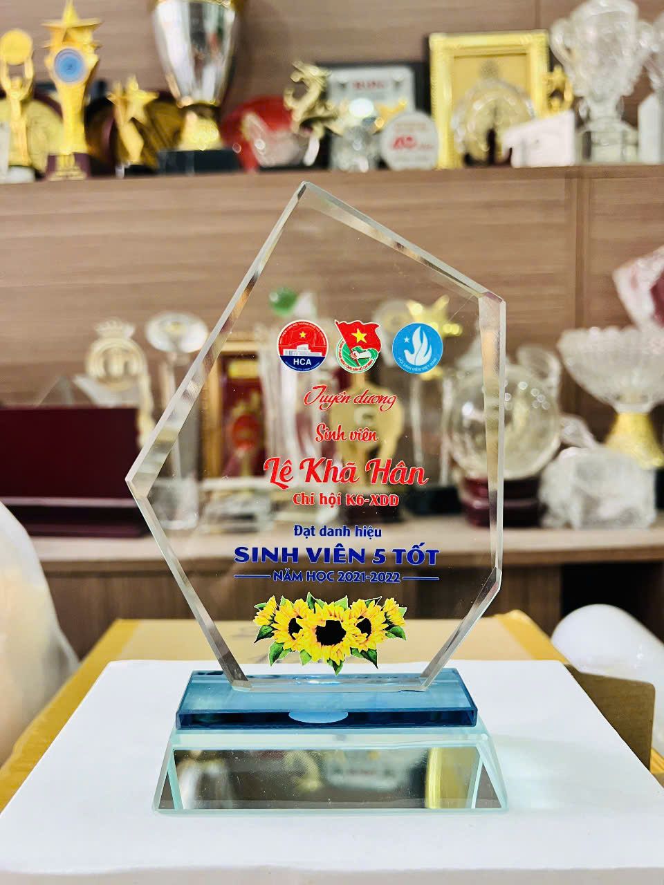 KỶ NIỆM CHƯƠNG THỦY TINH 17 4 z6152796656987 971d75c6acd0536a0f25bc88be1e8b59