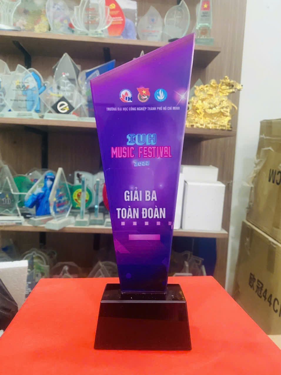 KỶ NIỆM CHƯƠNG PHA LÊ 10 4 z6152796698393 bb68eb92ce7bccc5affc35e6f209402f