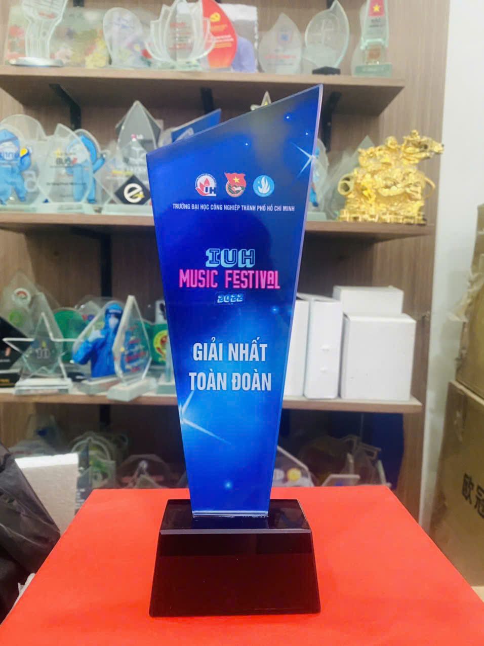 KỶ NIỆM CHƯƠNG PHA LÊ 10 3 z6152796699113 5141a8078d93a28decfe8a66744d23c9