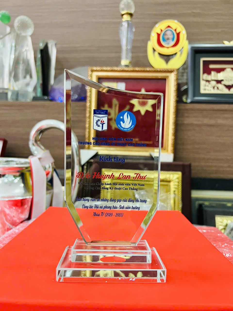 KỶ NIỆM CHƯƠNG THỦY TINH 17 2 z6152797981194 92744cff969f3d63940d570fe8556bc9