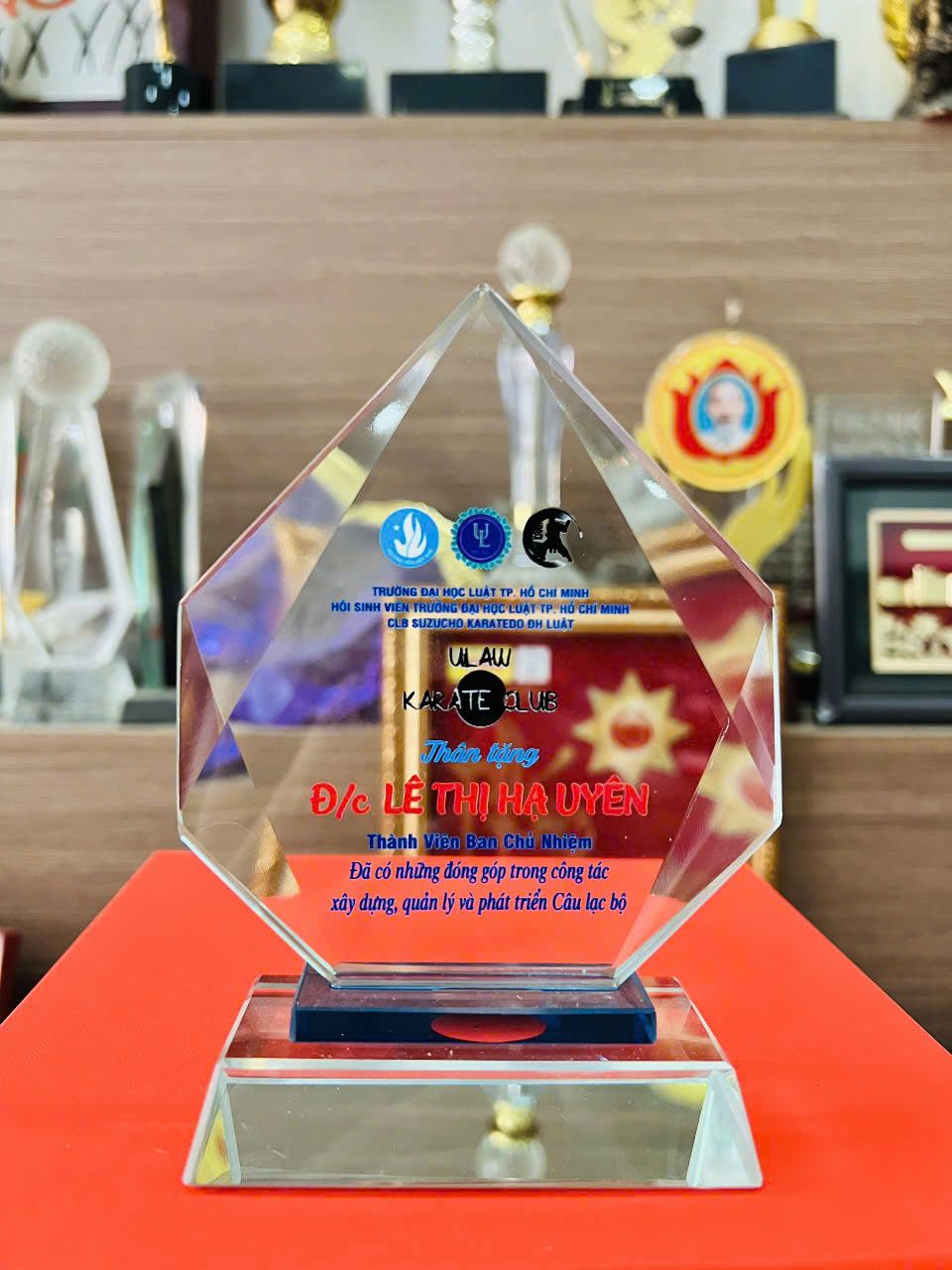 KỶ NIỆM CHƯƠNG THỦY TINH 17 1 z6152797992466 2a6cf8b19d877b832ef0dfe0b6348151