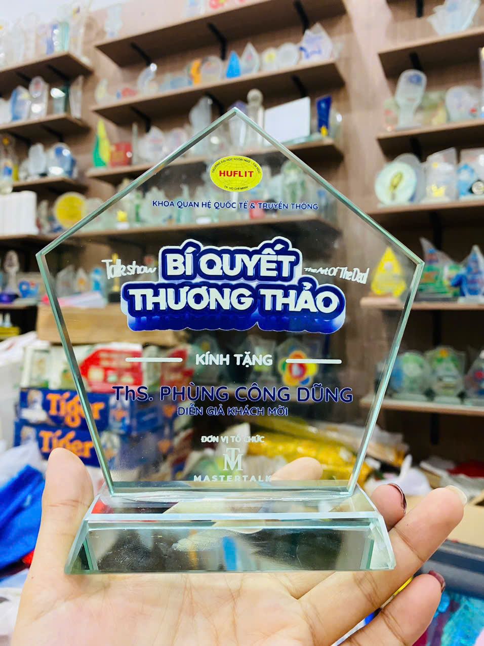KỶ NIỆM CHƯƠNG THỦY TINH 16 4 z6152803319409 233525dec939ed37334e89a7d345416e
