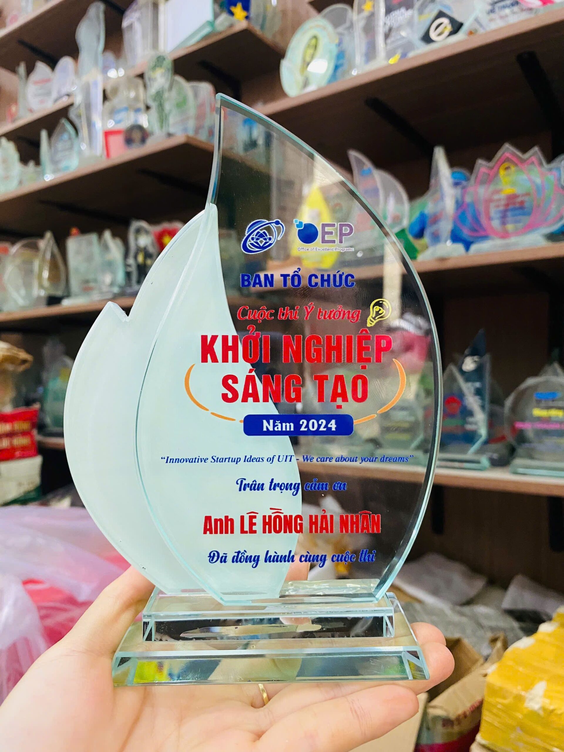 KỶ NIỆM CHƯƠNG THỦY TINH 16 3 z6152804361818 bf92c6a55581c231d4ec9b10bff78046 scaled