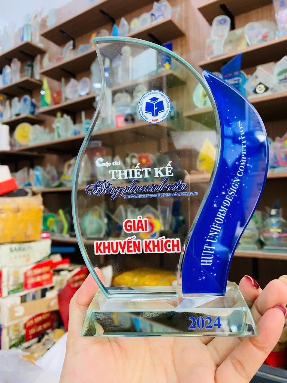 KỶ NIỆM CHƯƠNG THỦY TINH 16 2 z6160253581708 f2952b0c6874e7f397583a89f8a8649a