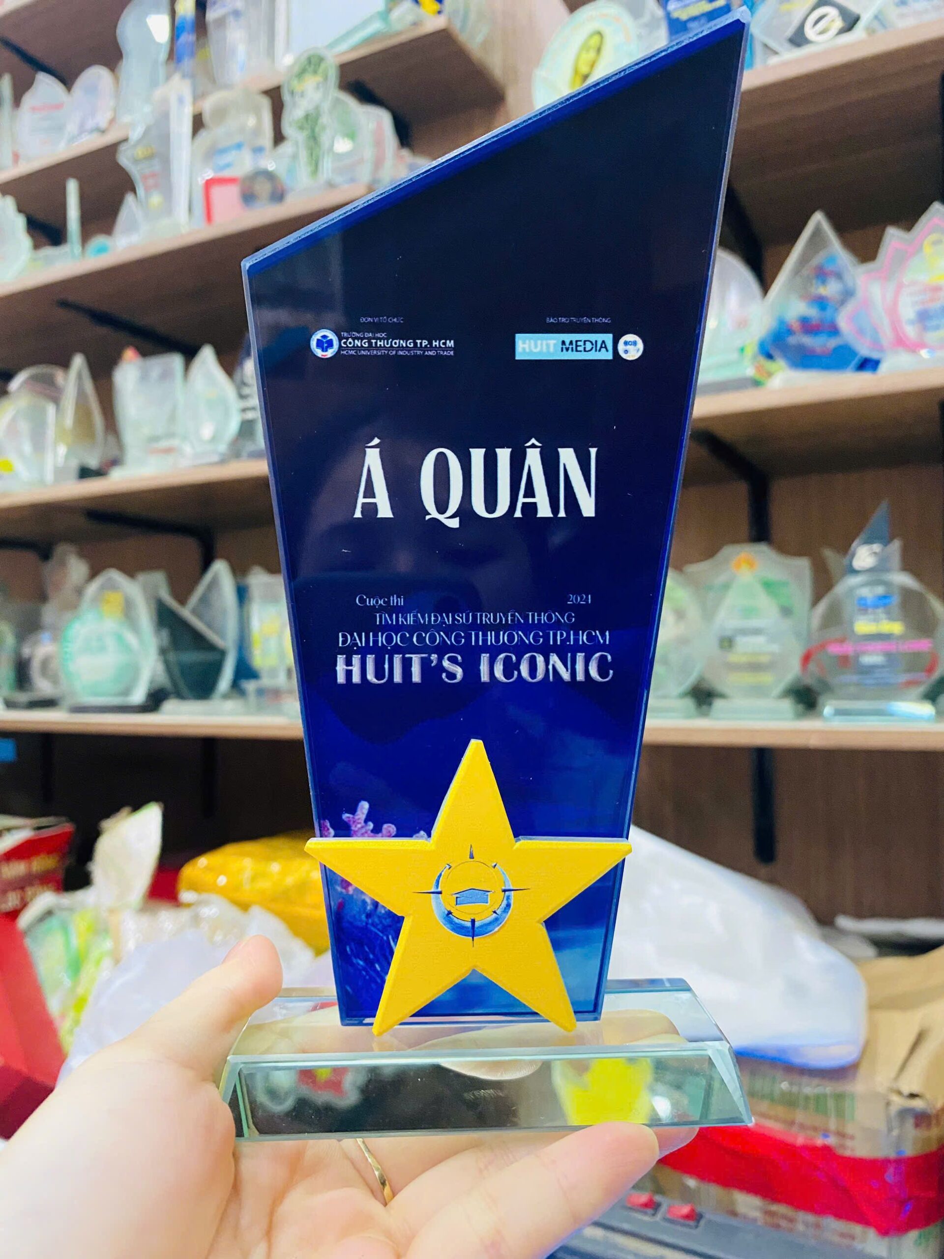 KỶ NIỆM CHƯƠNG THỦY TINH 16 1 z6160254122301 2f75e59f6cb80e4141a0ac2001d50a6c scaled