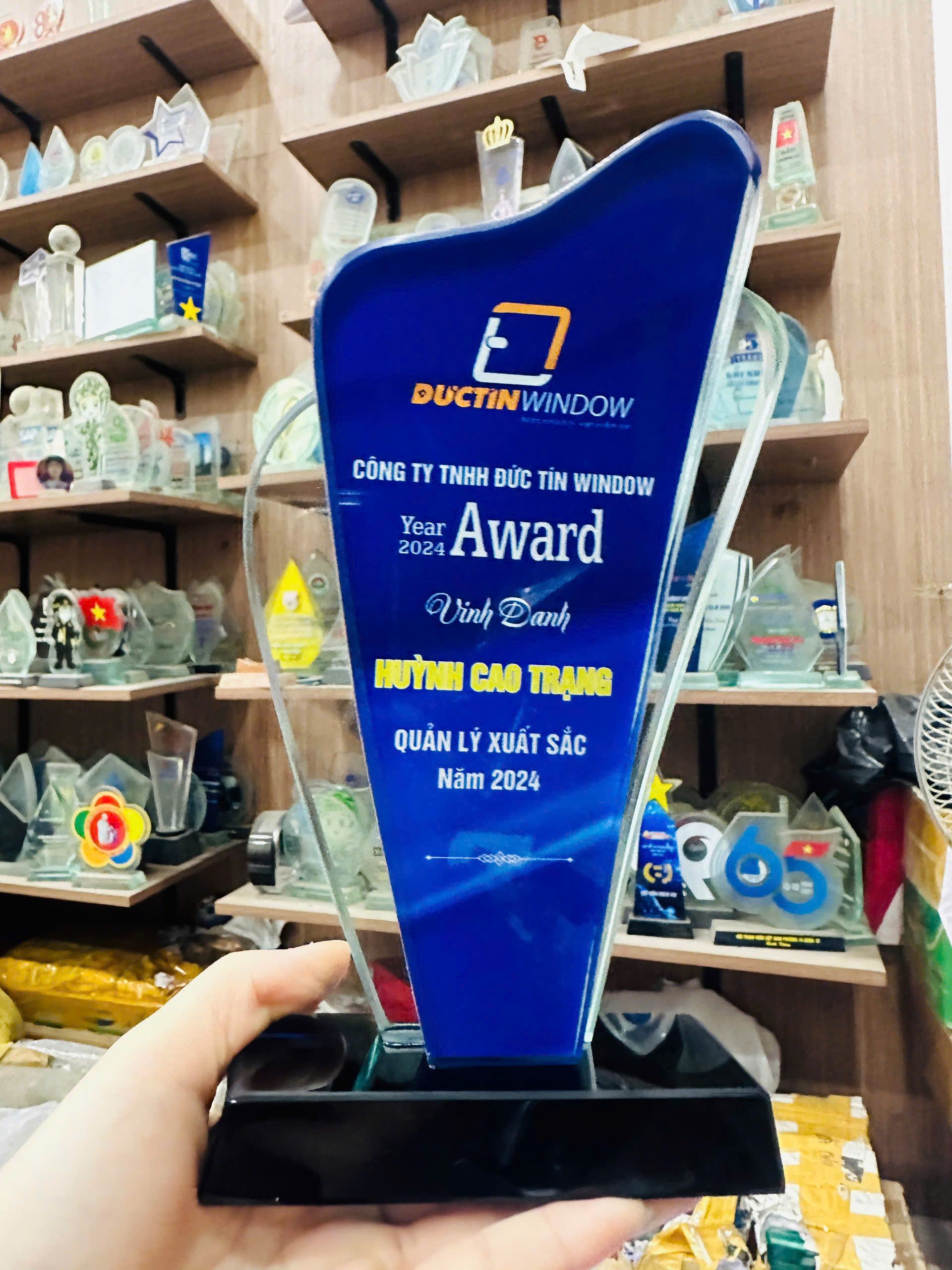 KỶ NIỆM CHƯƠNG PHA LÊ 02 4 z6407761945788 abe597a46c740ee4de5ef685f8fbda8e 1