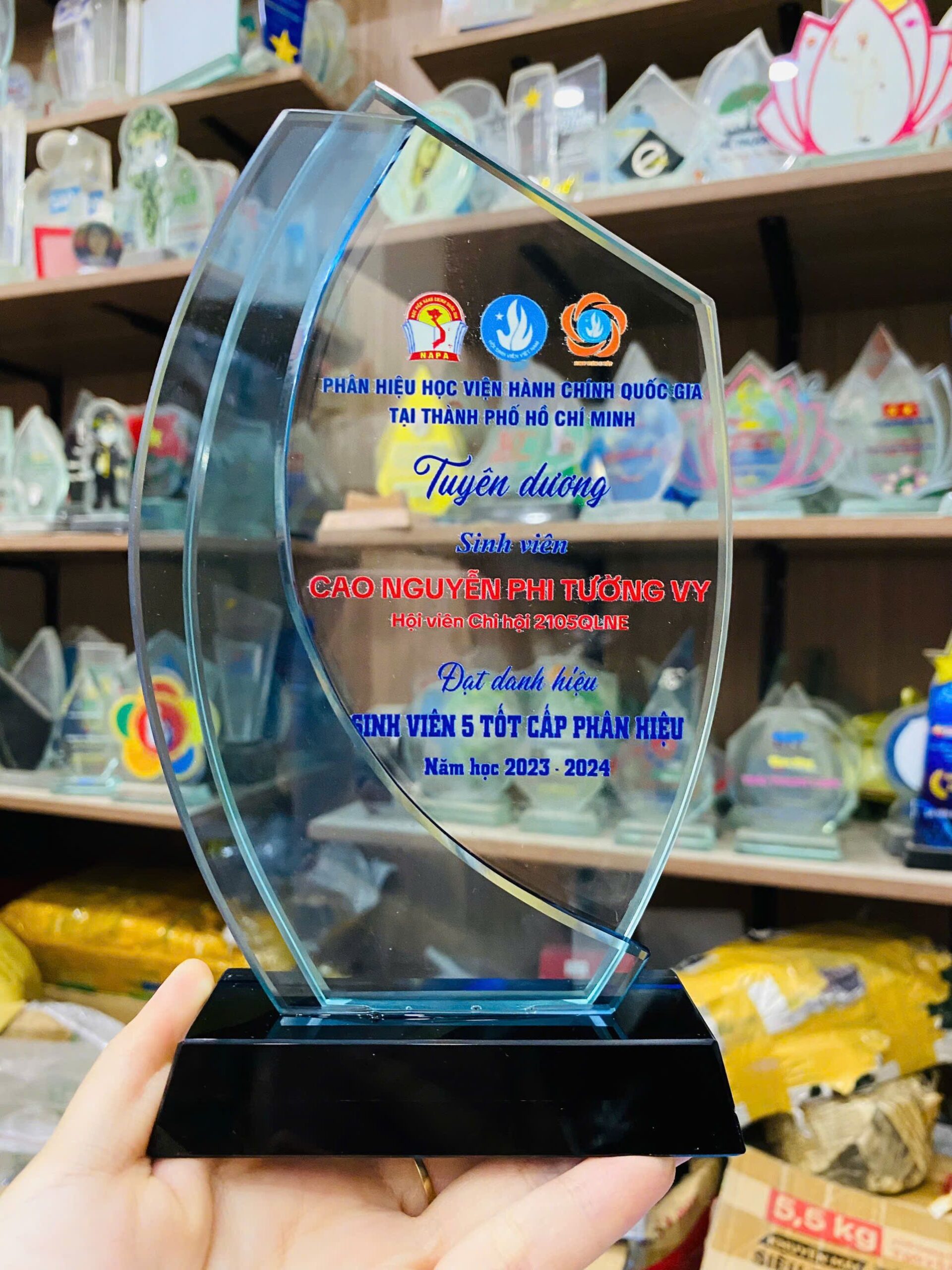 KỶ NIỆM CHƯƠNG THỦY TINH 15 1 z6407762100689 6dfb7189bc0e97beb6986f3e67f2bca6 scaled