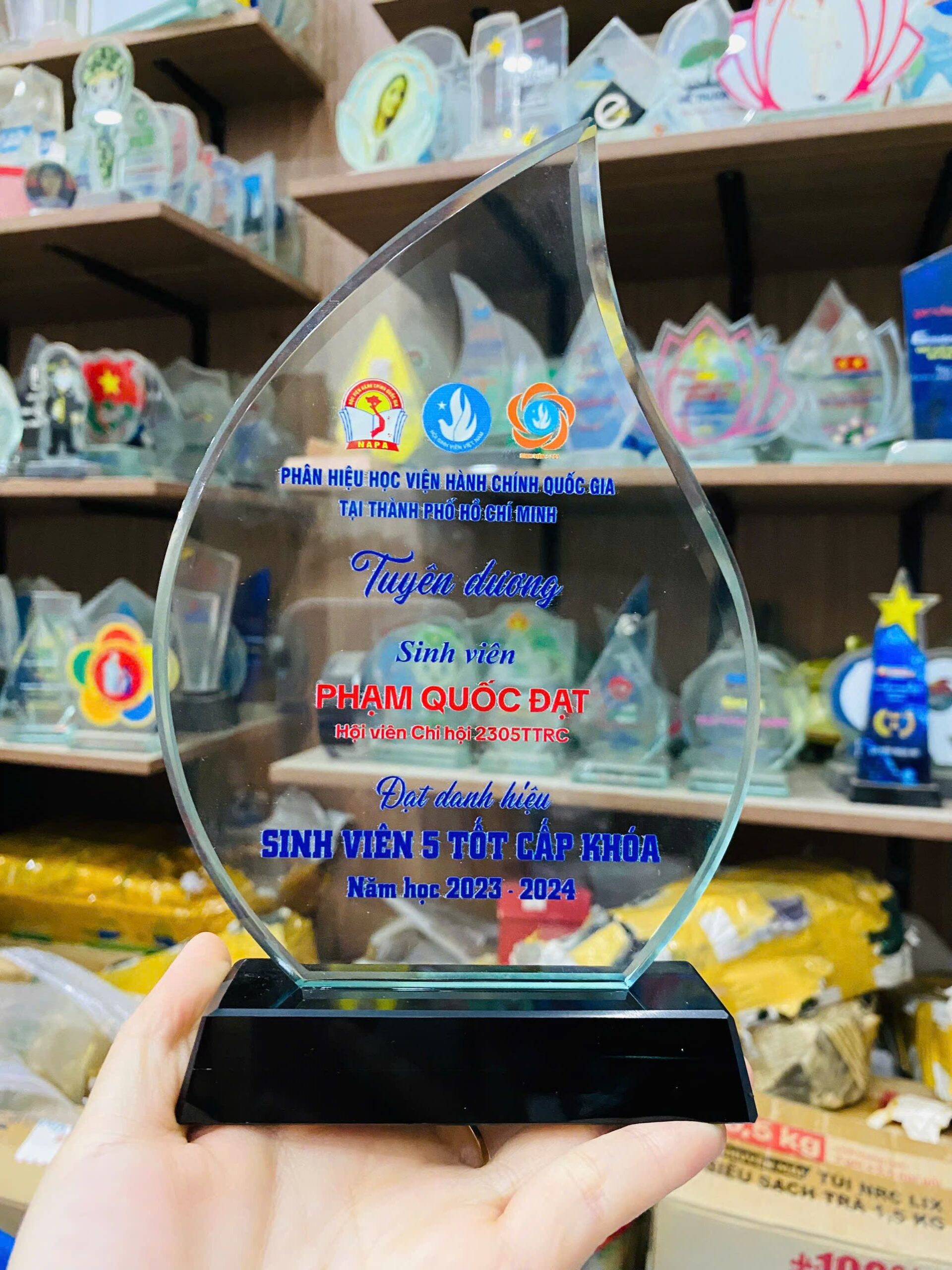 KỶ NIỆM CHƯƠNG PHA LÊ 15 4 z6407762125300 970e5eced5b7361300e06acf361502fe scaled