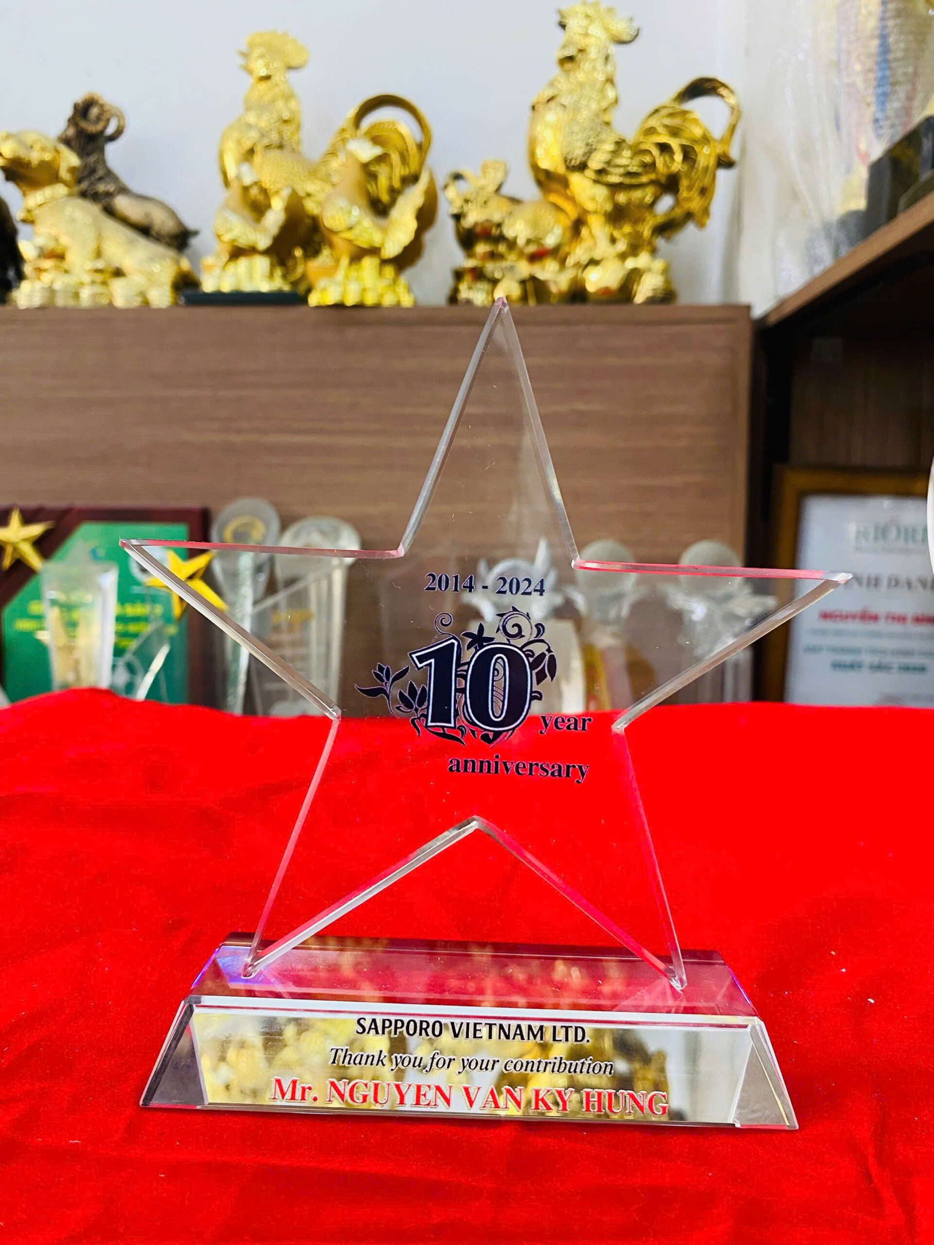 KỶ NIỆM CHƯƠNG THỦY TINH 18 4 z6425940618358 4e5d44262776393f95140cb6ae8af72f scaled