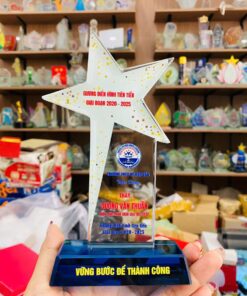 KỶ NIỆM CHƯƠNG THỦY TINH 18 6 z6425940824912 a2a07e276cc77e951de209a2acbf827d