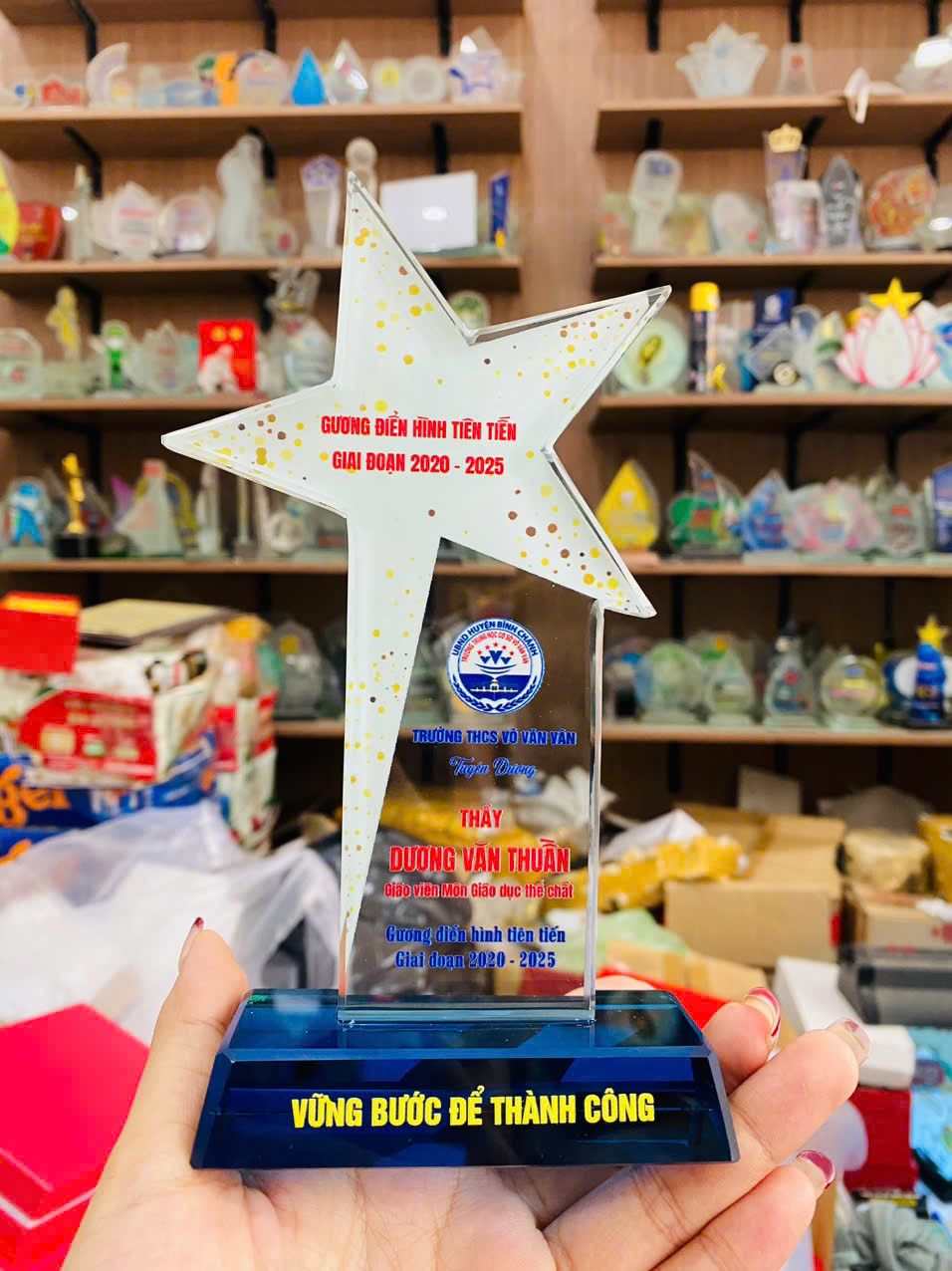 KỶ NIỆM CHƯƠNG THỦY TINH 18 3 z6425940824912 a2a07e276cc77e951de209a2acbf827d