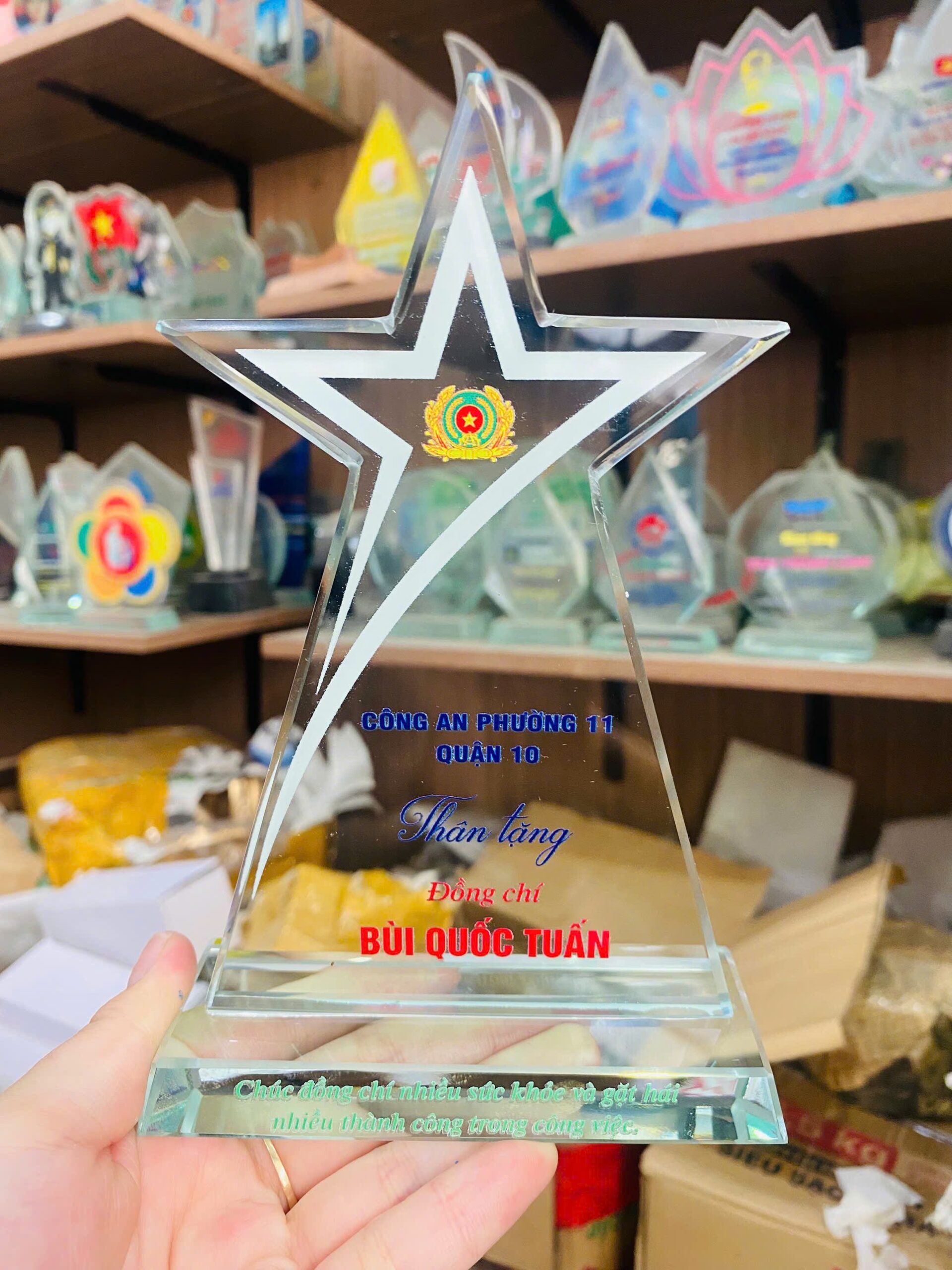 KỶ NIỆM CHƯƠNG THỦY TINH 18 2 z6425941705570 2fea0a1aaed9ae967fdbdeb1a5a63014 scaled